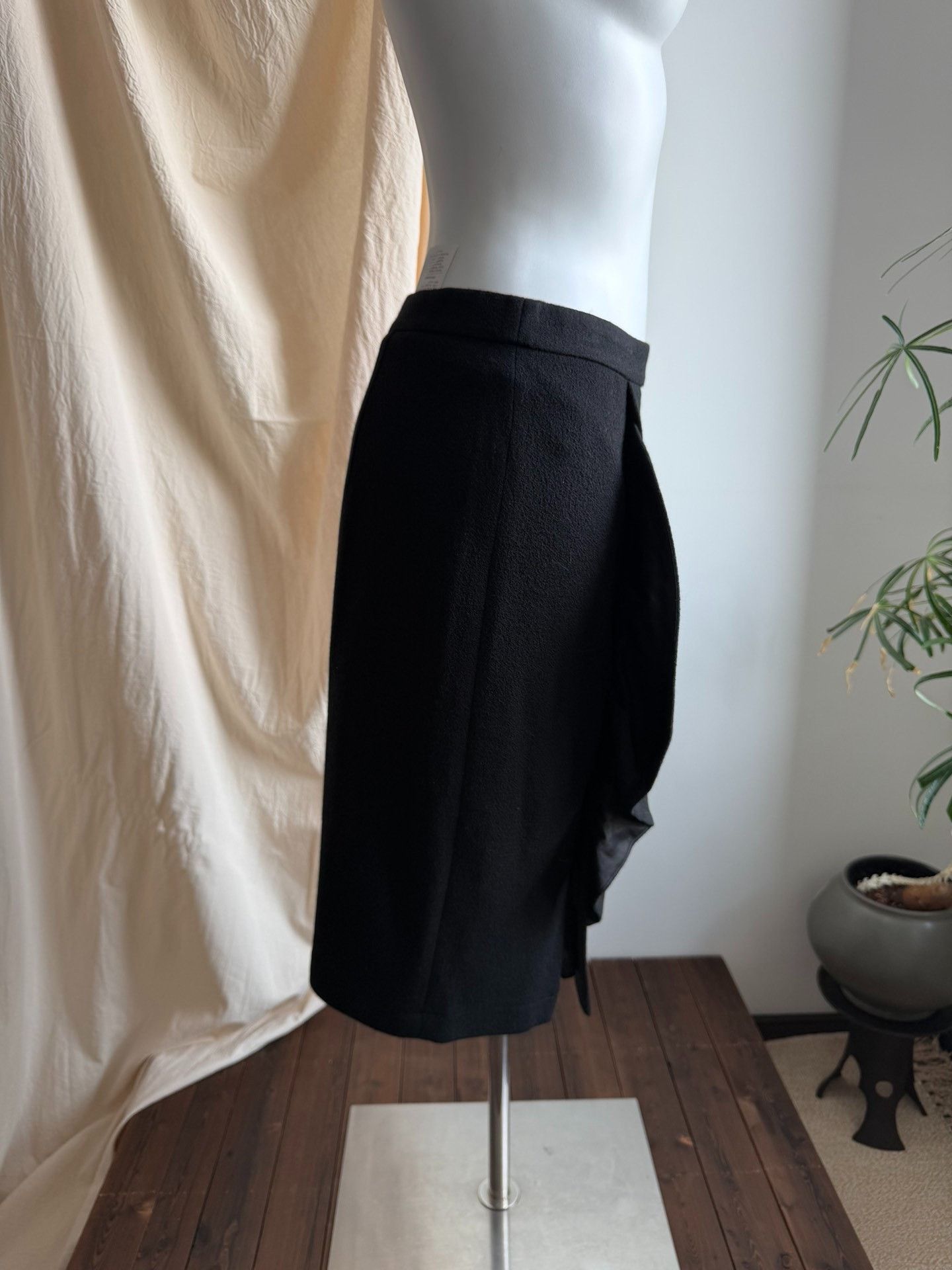 Moschino MOSCHINO Black Asymmetric Pleated Pencil Skirt Size 28" / US 6 / IT 42 - 5 Thumbnail