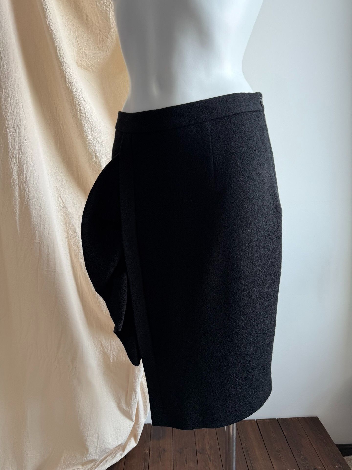 Moschino MOSCHINO Black Asymmetric Pleated Pencil Skirt Size 28" / US 6 / IT 42 - 3 Thumbnail