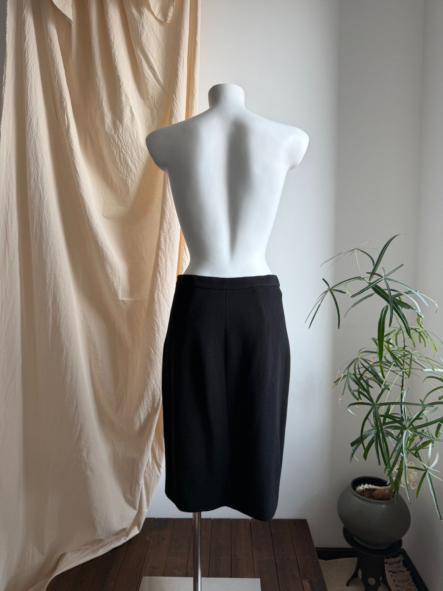 Moschino MOSCHINO Black Asymmetric Pleated Pencil Skirt Size 28" / US 6 / IT 42 - 6 Thumbnail