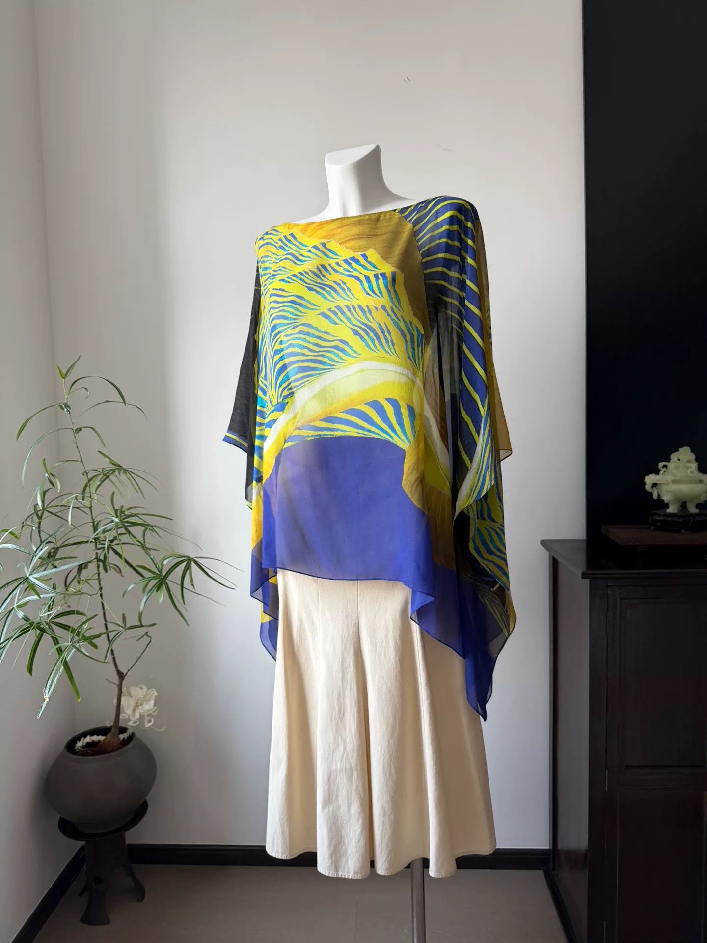 Roberto Cavalli Roberto Cavalli Tropical Fish Silk Cape Size M / US 6-8 / IT 42-44 - 2 Thumbnail