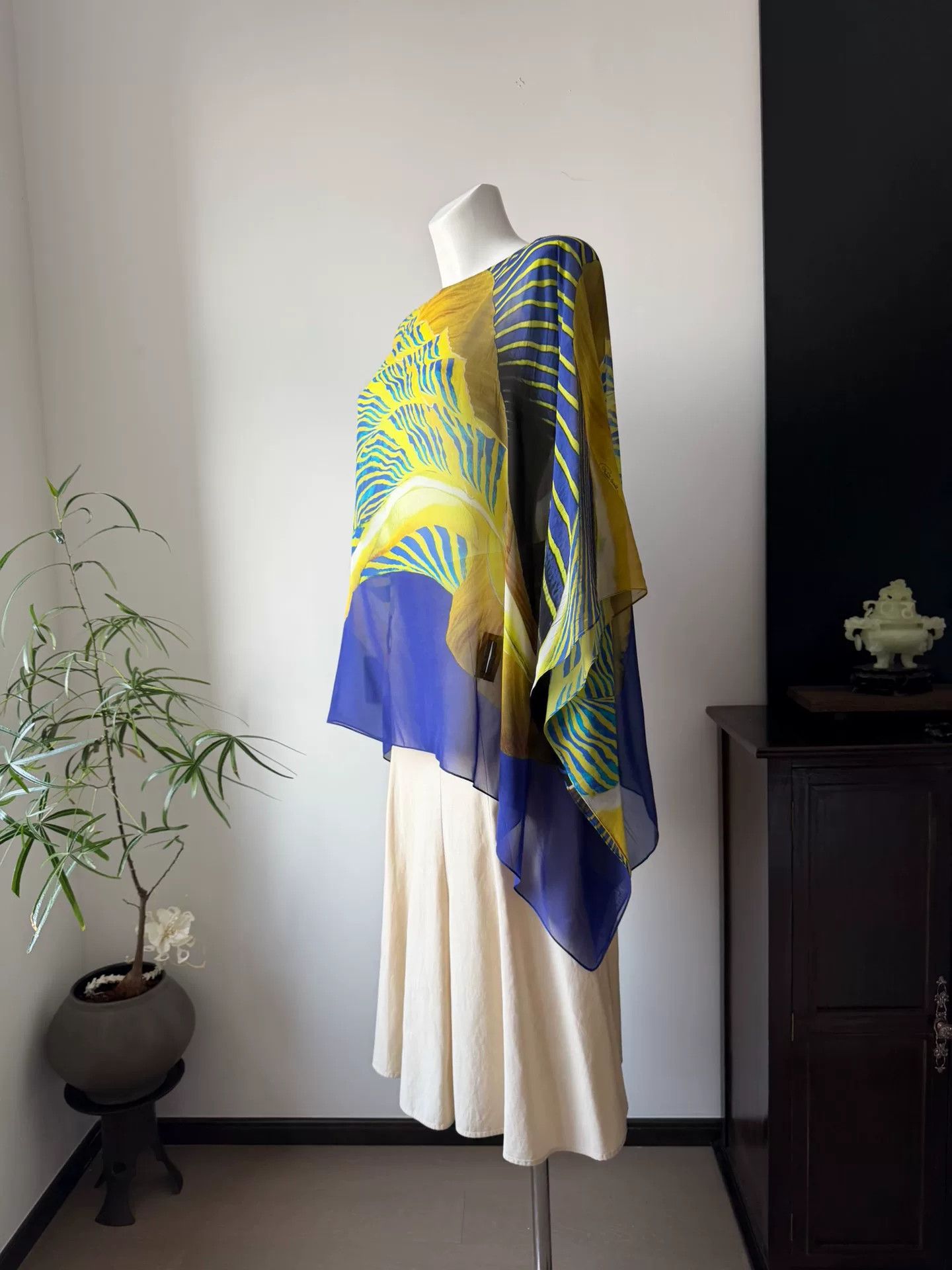 Roberto Cavalli Roberto Cavalli Tropical Fish Silk Cape Size M / US 6-8 / IT 42-44 - 4 Thumbnail