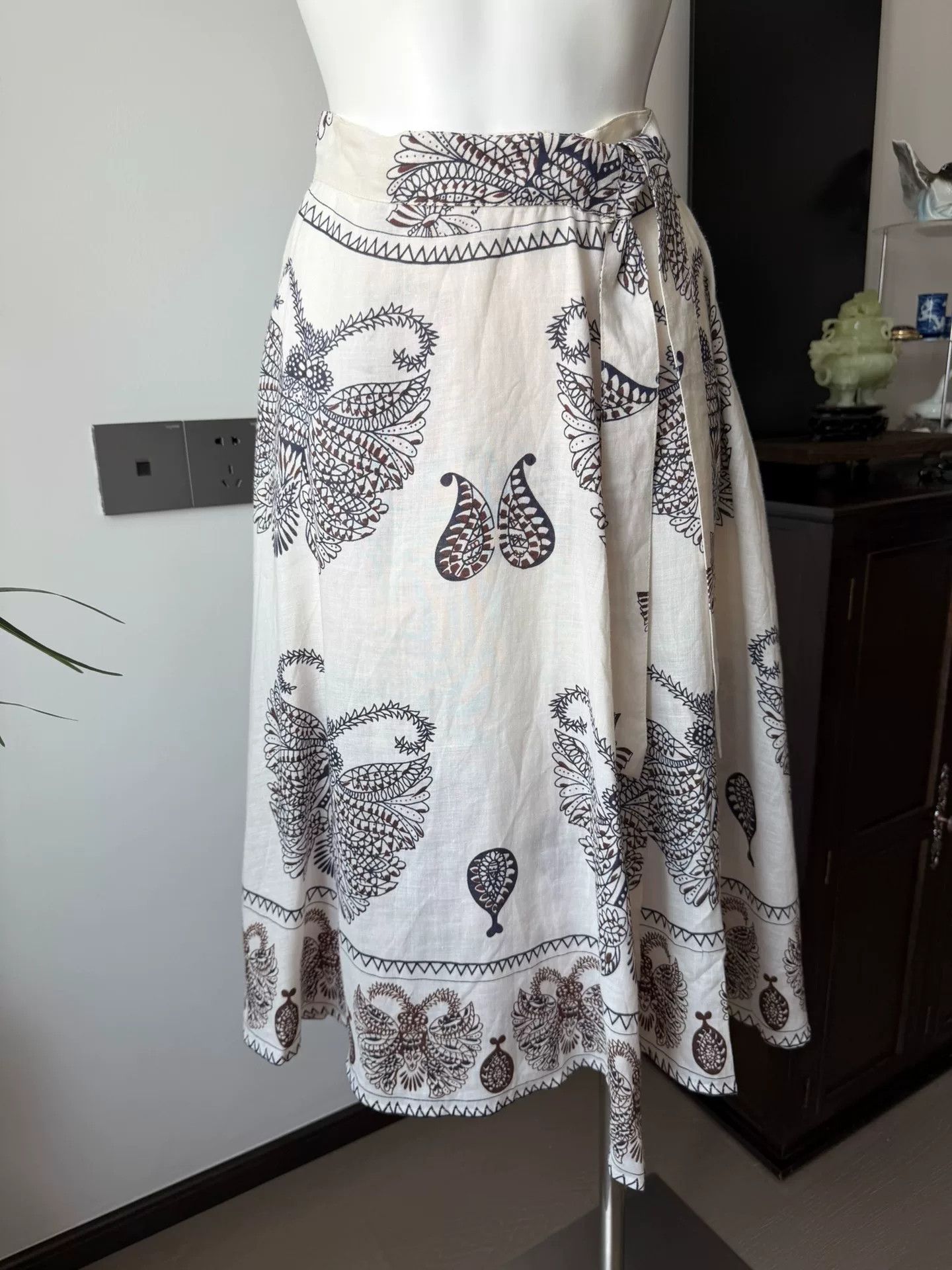 See by Chloe See by Chloe Moth Print Wrap Skirt Size 30" / US 8 / IT 44 - 8 Thumbnail