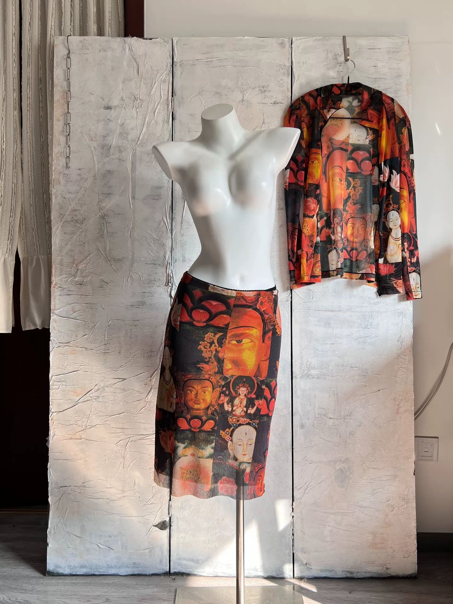 Vivienne Tam VIVIENNETAM Dunhuang Buddha Polarized Mesh Set Size 34" / US 12 / IT 48 - 8 Thumbnail