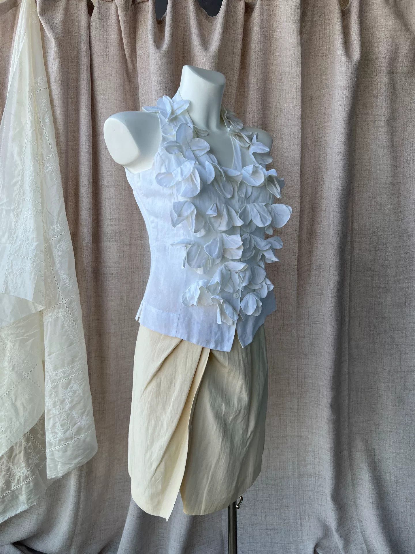 IENKI IENKI NARACAMICIE White 3D Floral Linen Vest Size XS / US 0-2 / IT 36-38 - 3 Thumbnail