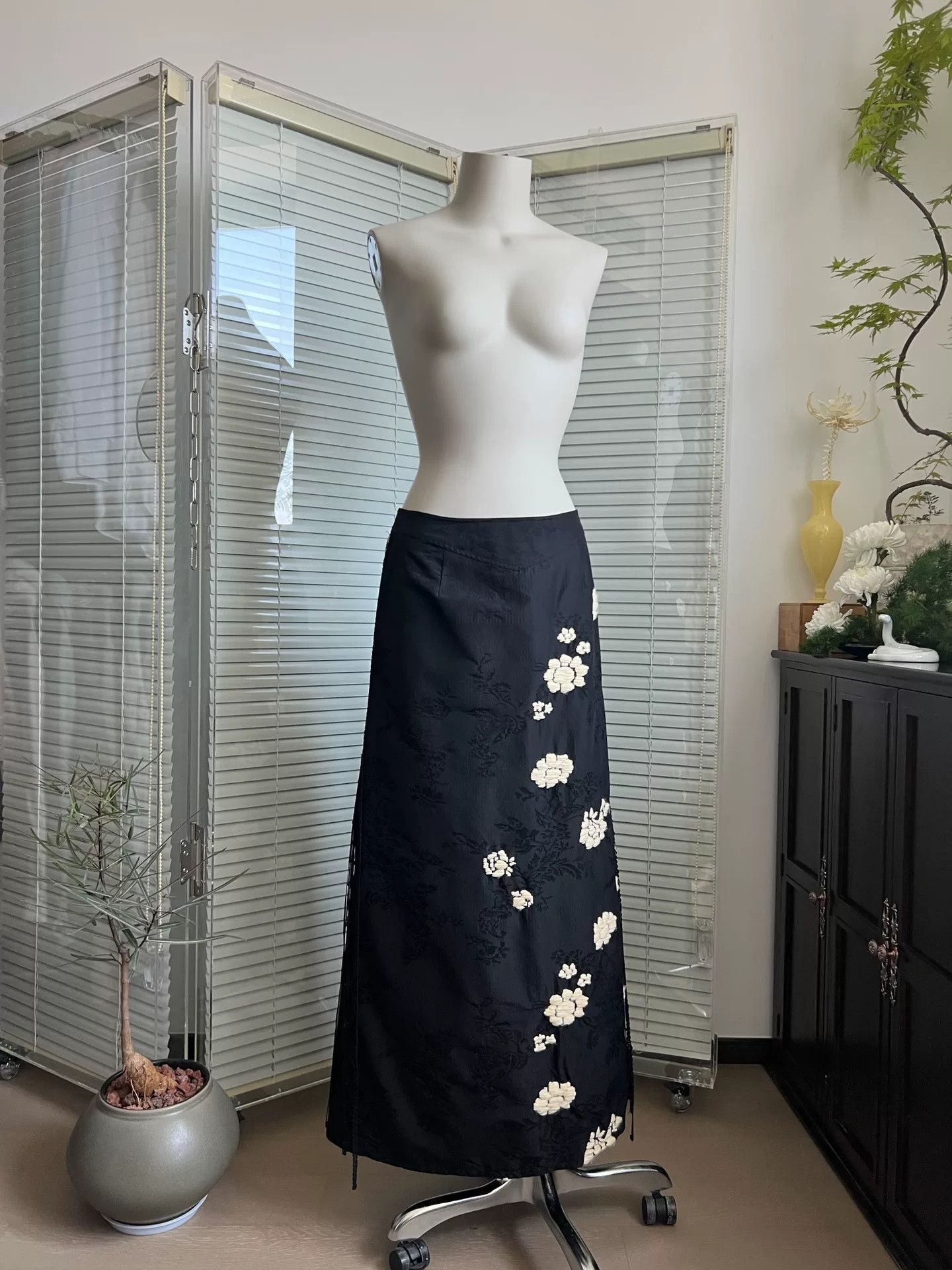 Junko Shimada Japanese Jacquard Embroidered Tassel Midi Skirt Size 30" / US 8 / IT 44 - 2 Thumbnail