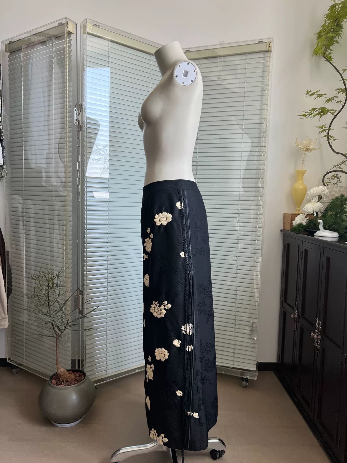 Junko Shimada Japanese Jacquard Embroidered Tassel Midi Skirt Size 30" / US 8 / IT 44 - 4 Thumbnail