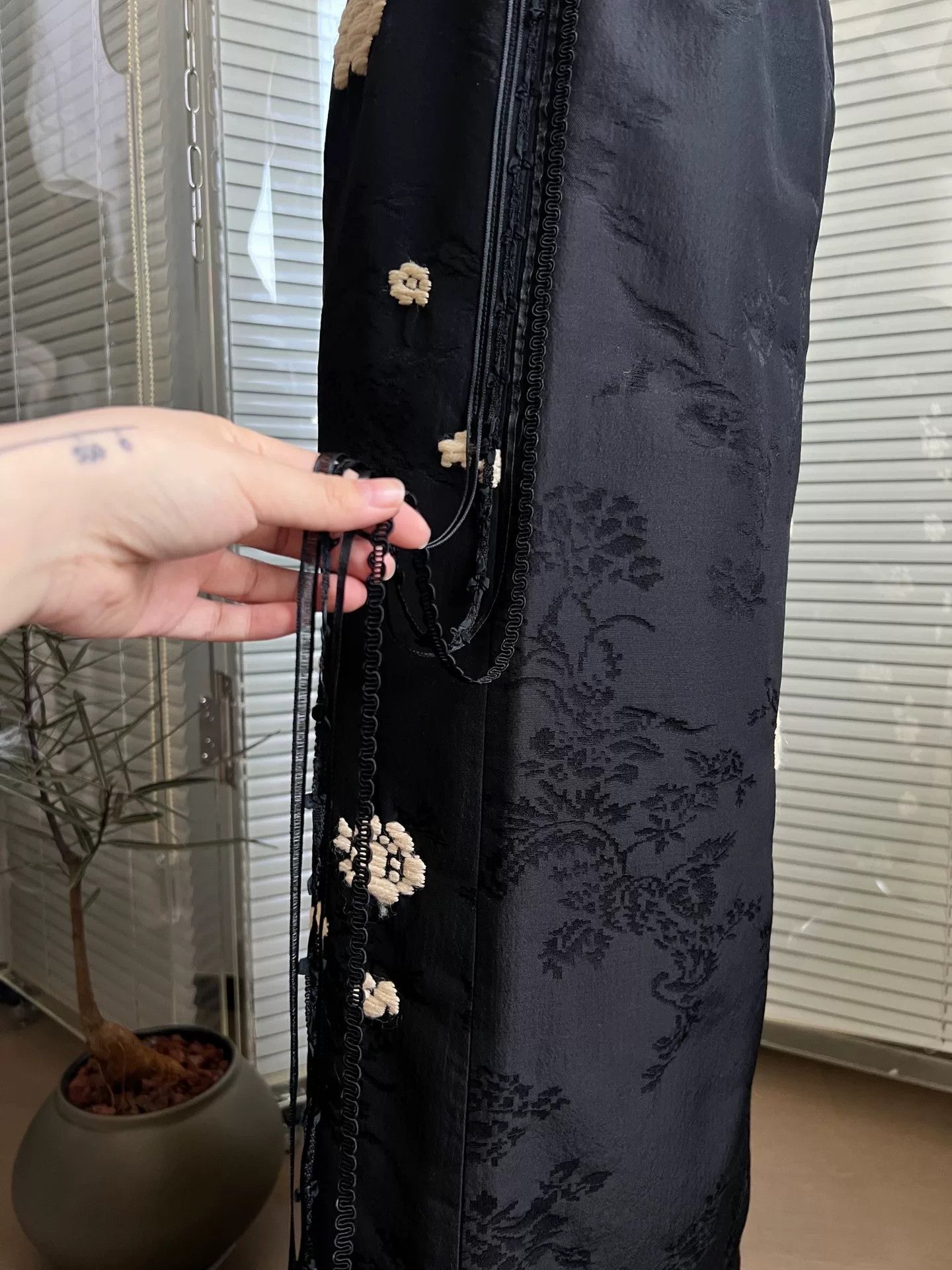 Junko Shimada Japanese Jacquard Embroidered Tassel Midi Skirt Size 30" / US 8 / IT 44 - 6 Thumbnail