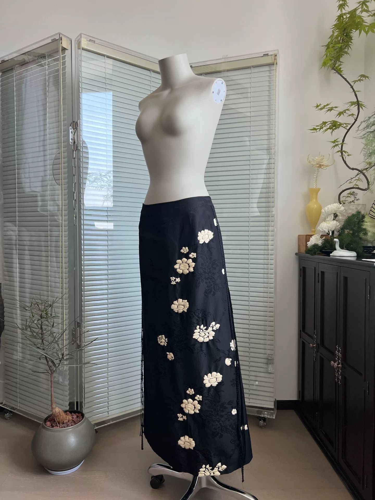 Junko Shimada Japanese Jacquard Embroidered Tassel Midi Skirt Size 30" / US 8 / IT 44 - 3 Thumbnail