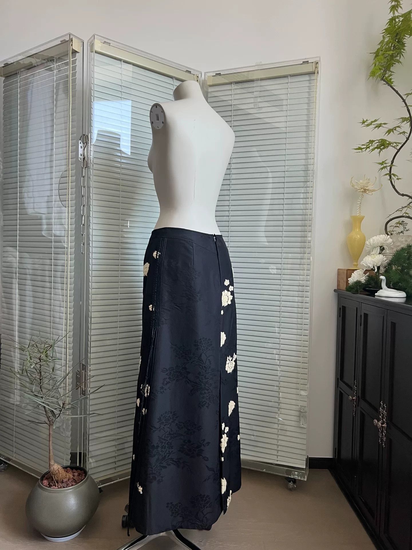 Junko Shimada Japanese Jacquard Embroidered Tassel Midi Skirt Size 30" / US 8 / IT 44 - 5 Thumbnail