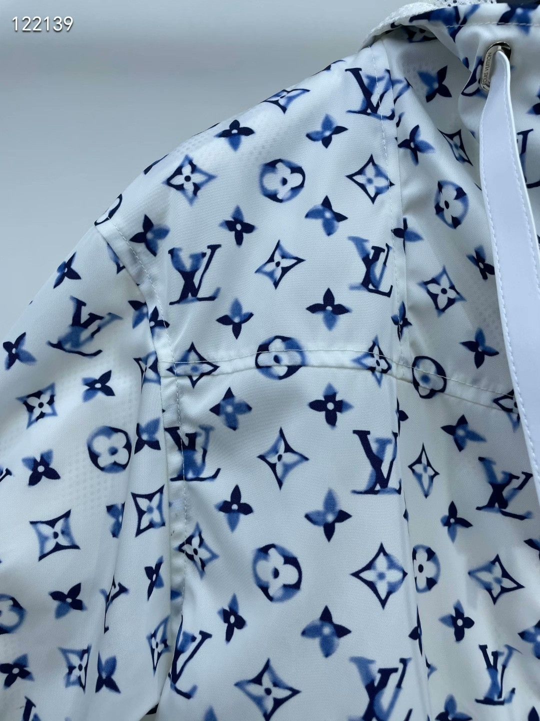 Louis Vuitton LV 25 Blue-White Ink Print Hooded Trench Size XXS / US 00 / IT 34 - 6 Thumbnail
