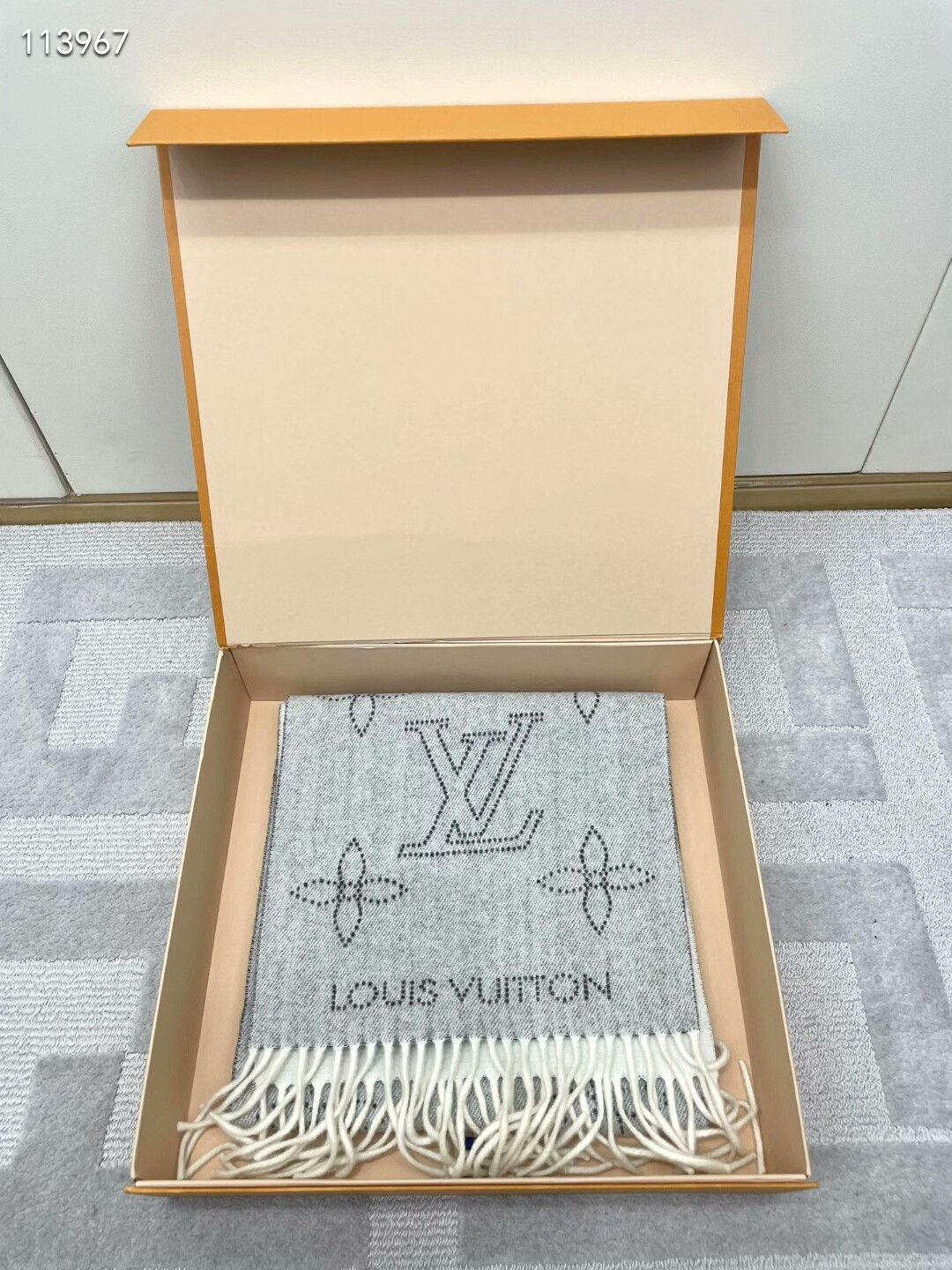 Louis Vuitton LV Gray Monogram Cashmere Tassel Scarf Size ONE SIZE - 2 Thumbnail