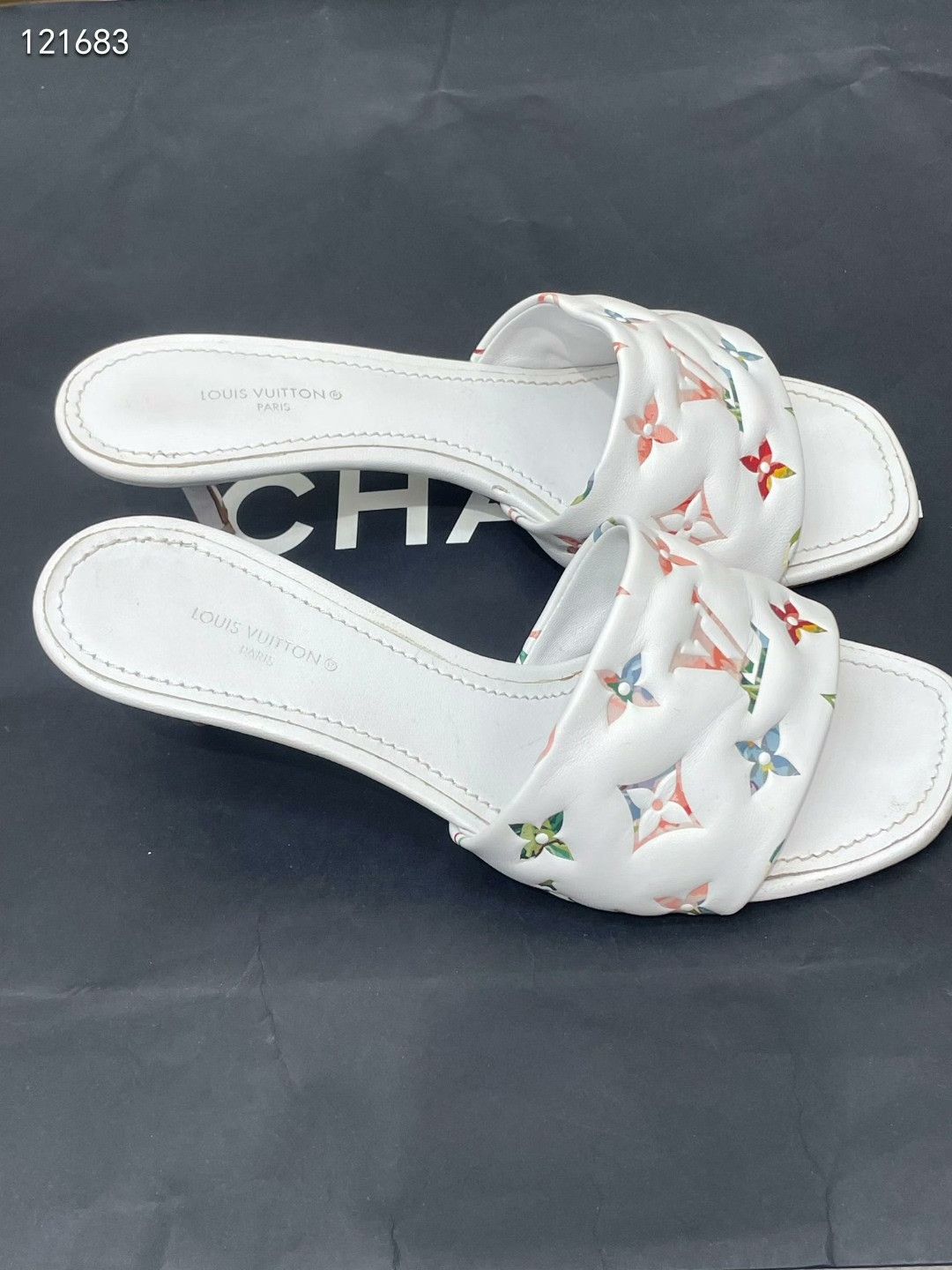 Louis Vuitton LV Monogram Slippers Size US 5 / IT 35 - 2 Thumbnail