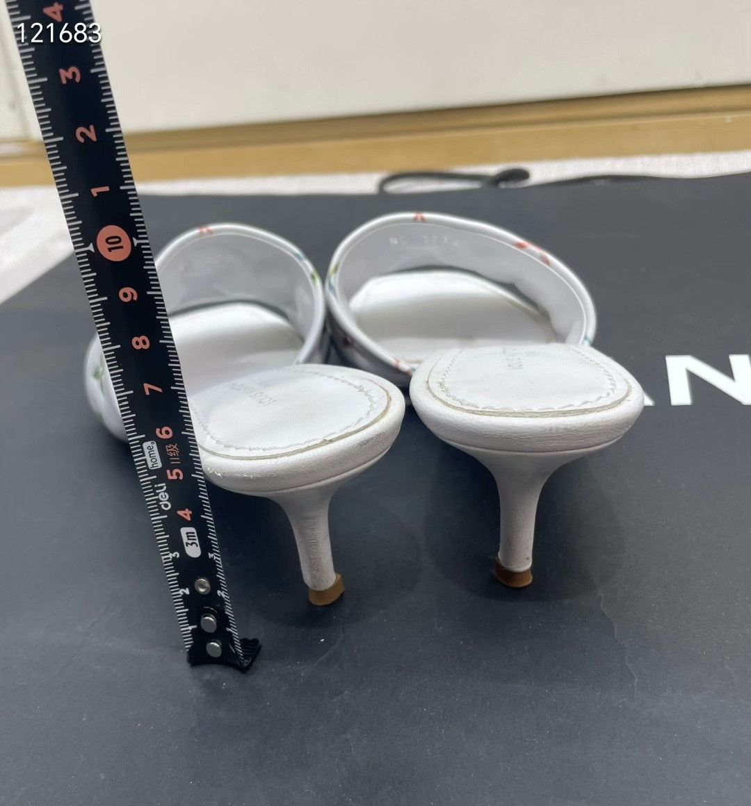 Louis Vuitton LV Monogram Slippers Size US 5 / IT 35 - 8 Thumbnail
