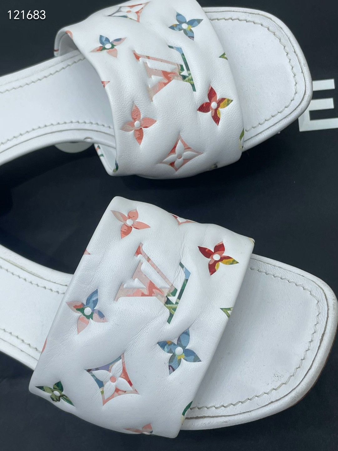 Louis Vuitton LV Monogram Slippers Size US 5 / IT 35 - 6 Thumbnail