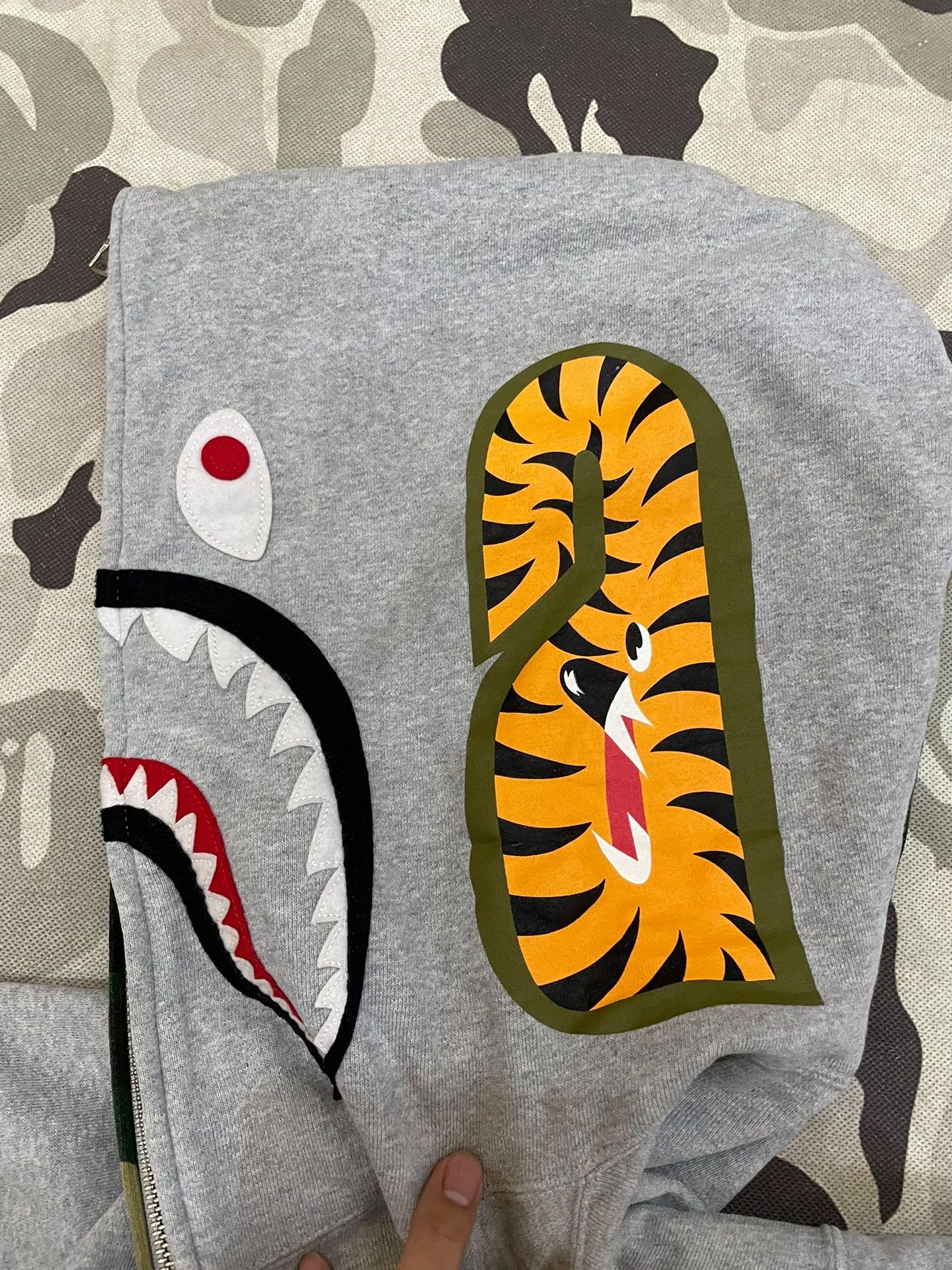 Bape Bape Multi Shark Sweatshirt Pullover Size US L / EU 52-54 / 3 - 4 Thumbnail