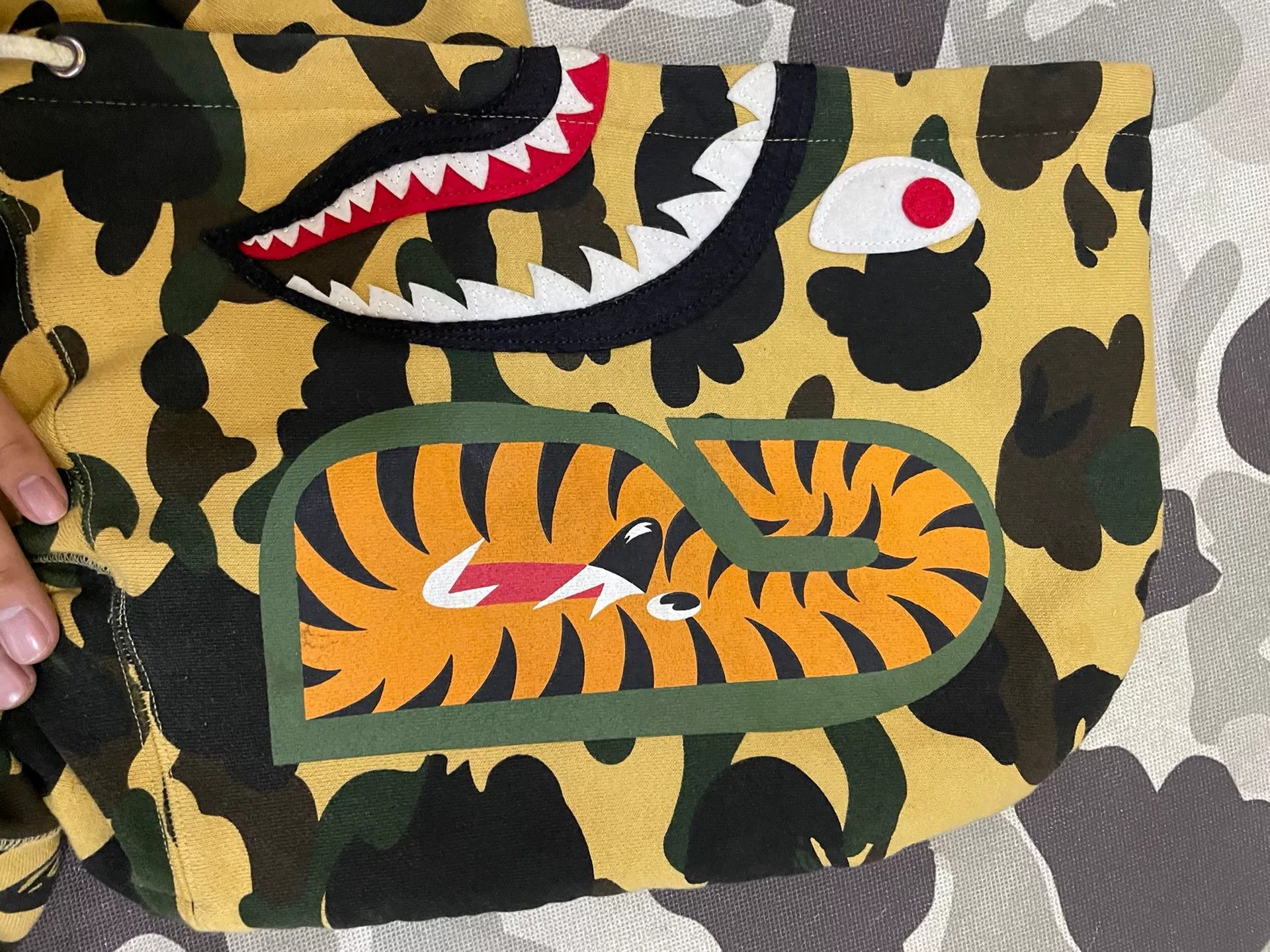Bape Bape Yellow Shark Sweatshirt Pullover Size US M / EU 48-50 / 2 - 4 Thumbnail