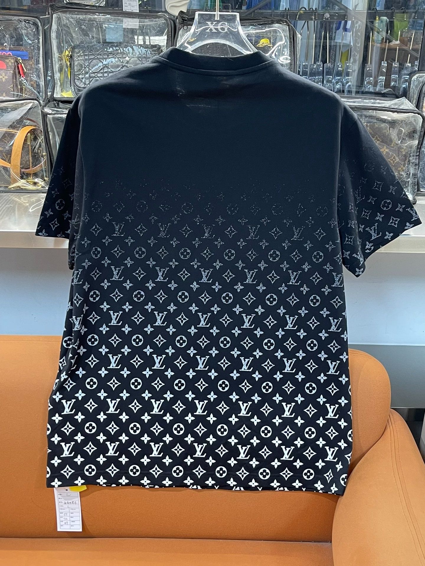 Louis Vuitton Louis Vuitton Monogram Gradient Crewneck T-Shirt Size US L / EU 52-54 / 3 - 2 Thumbnail