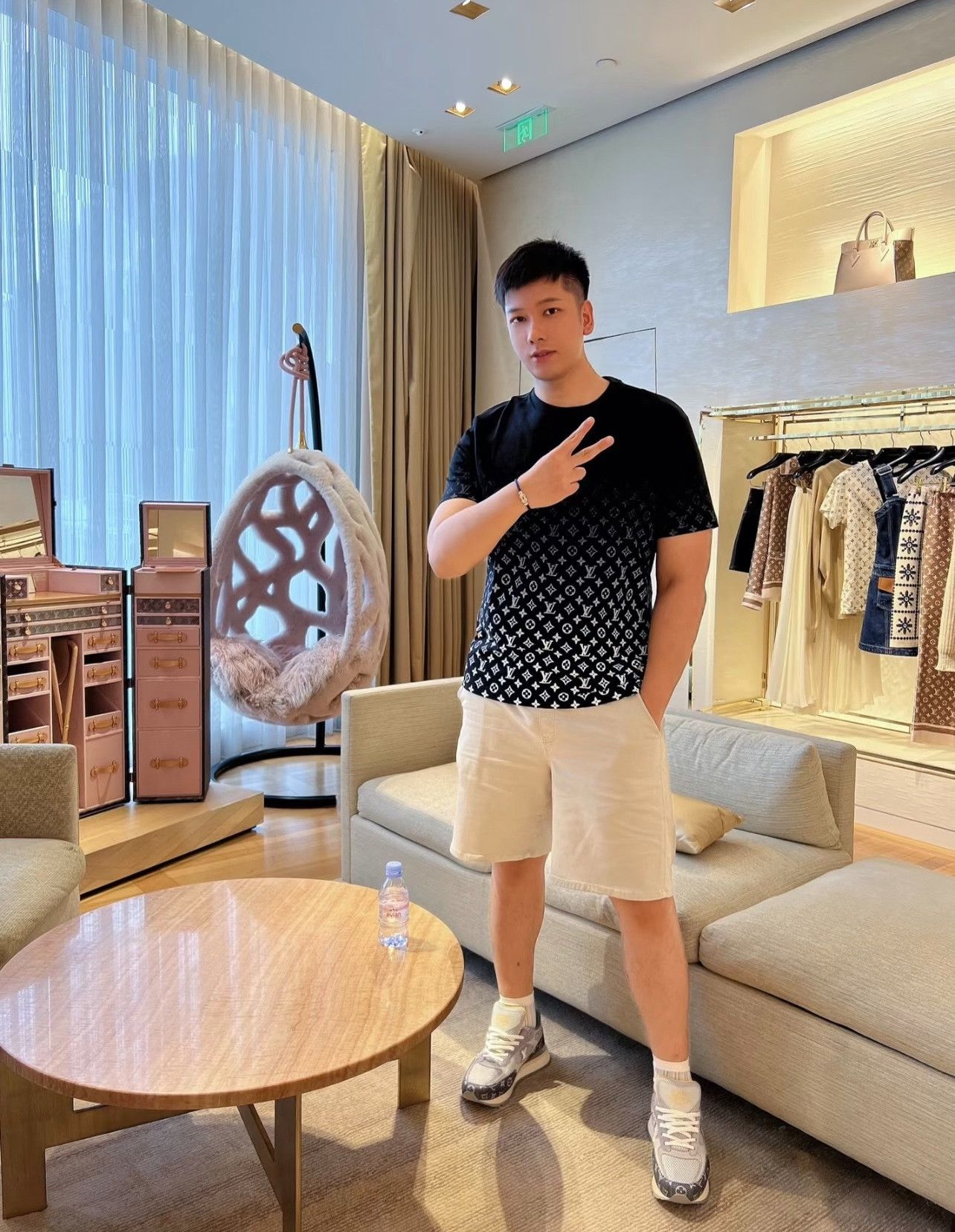Louis Vuitton Louis Vuitton Monogram Gradient Crewneck T-Shirt Size US L / EU 52-54 / 3 - 8 Thumbnail