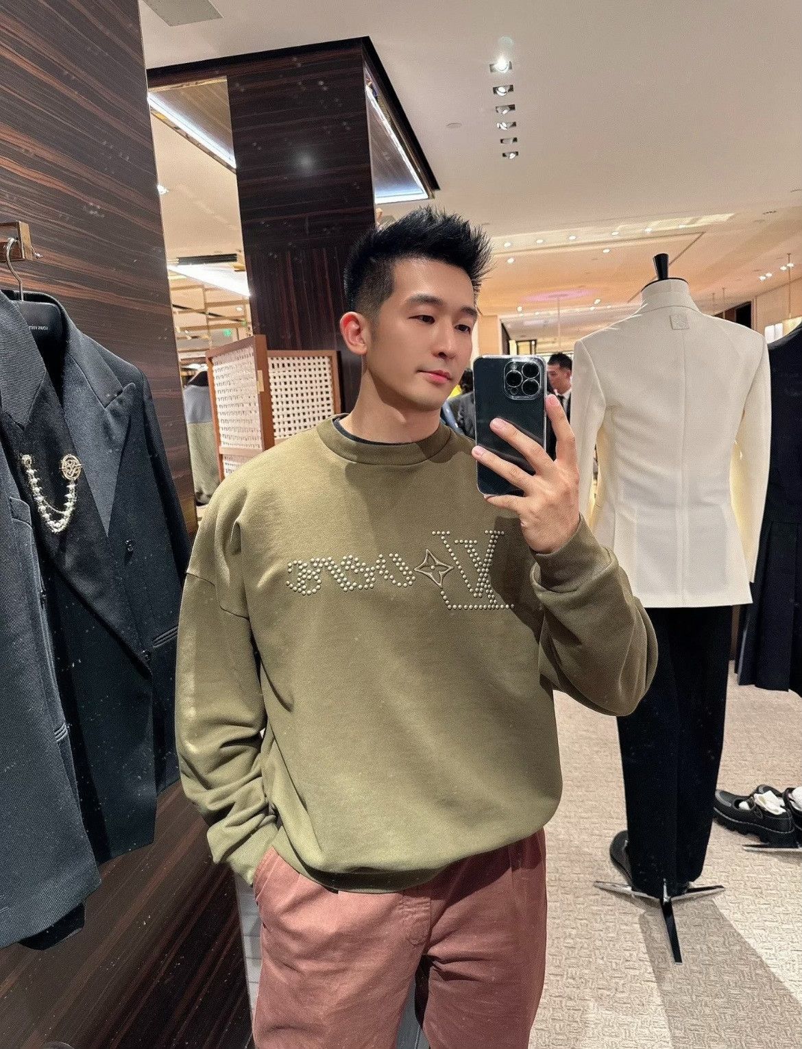 Louis Vuitton Louis Vuitton SS24 Pharrell Logo Sweatshirt Size US M / EU 48-50 / 2 - 6 Thumbnail