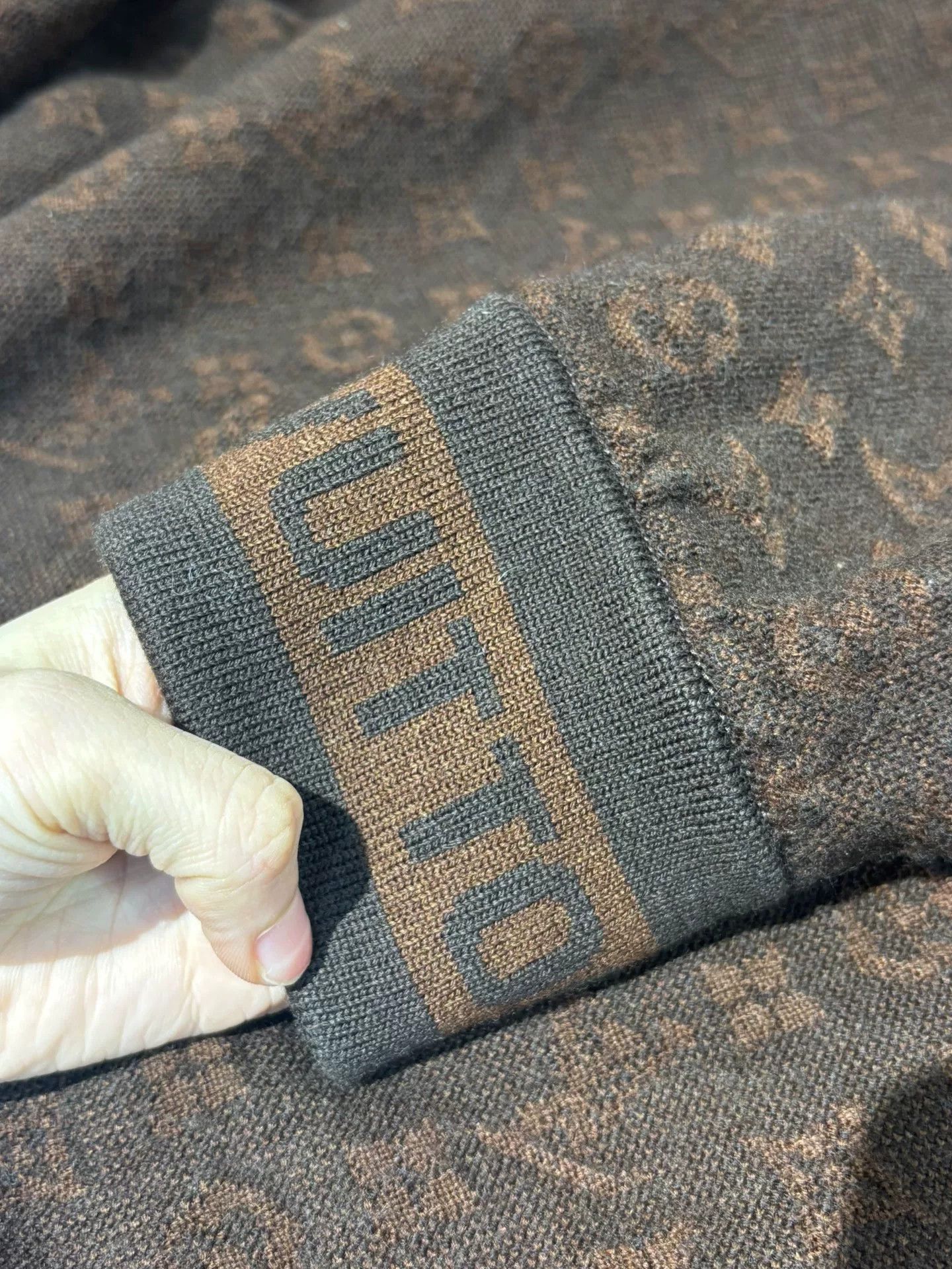 Louis Vuitton Louis Vuitton SS23 Logo Embossed Men's Sweater Size US L / EU 52-54 / 3 - 4 Thumbnail