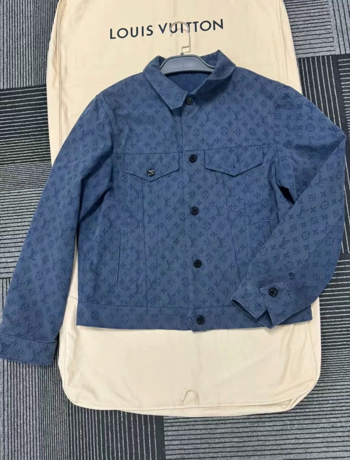 Louis Vuitton Louis Vuitton Logo Print Denim Jacket Men's Size US L / EU 52-54 / 3 - 9 Thumbnail