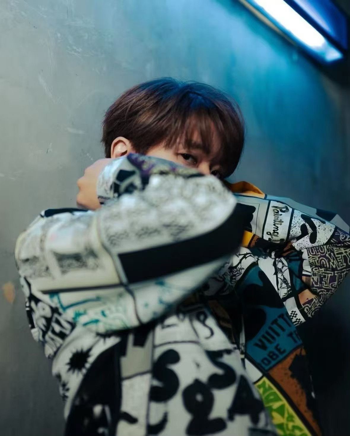 Louis Vuitton Louis Vuitton Men's Cartoon Print Hooded Shirt Size US M / EU 48-50 / 2 - 8 Thumbnail