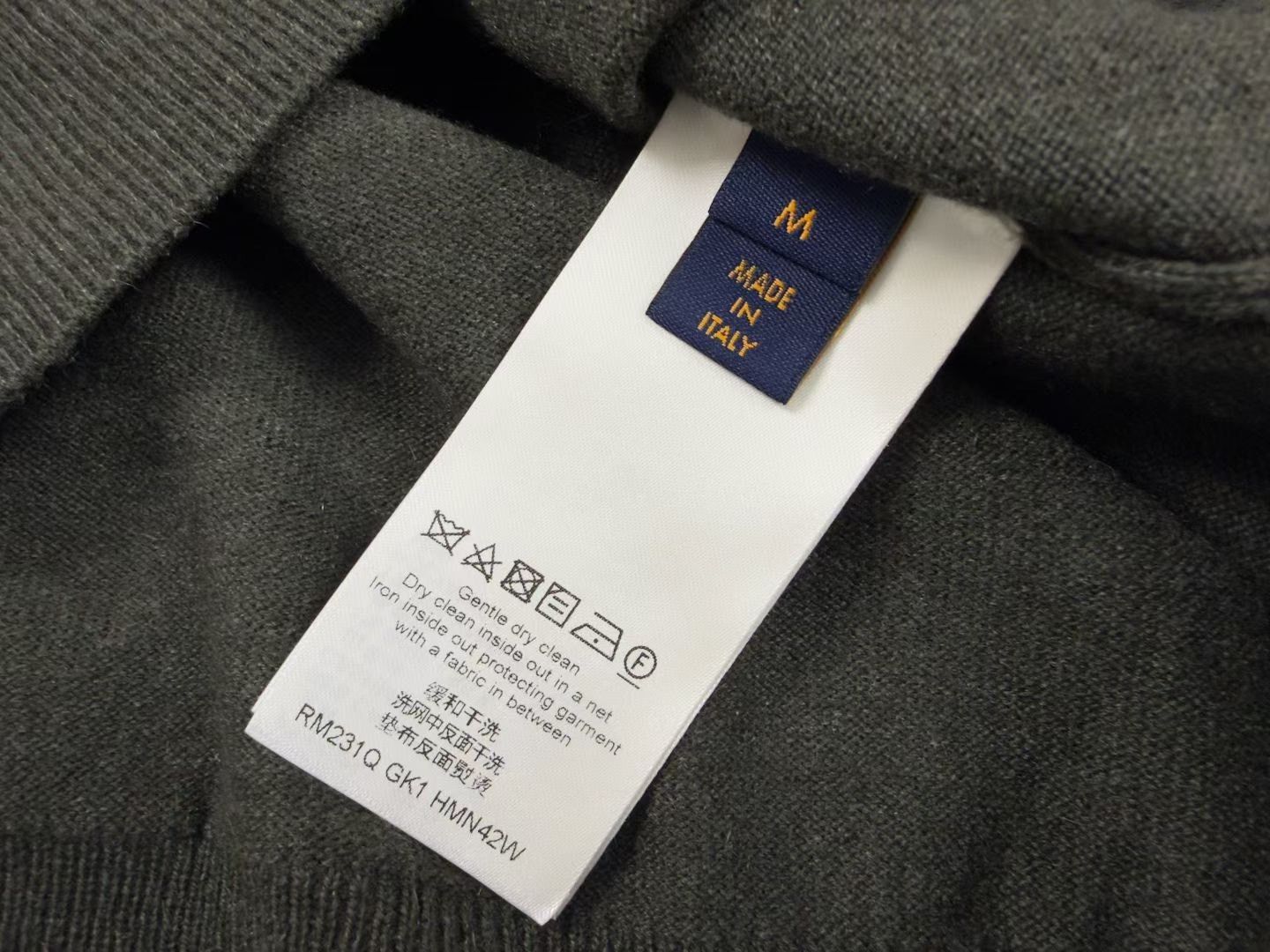 Louis Vuitton Louis Vuitton Embossed Logo Cashmere Hoodie Size US M / EU 48-50 / 2 - 7 Thumbnail