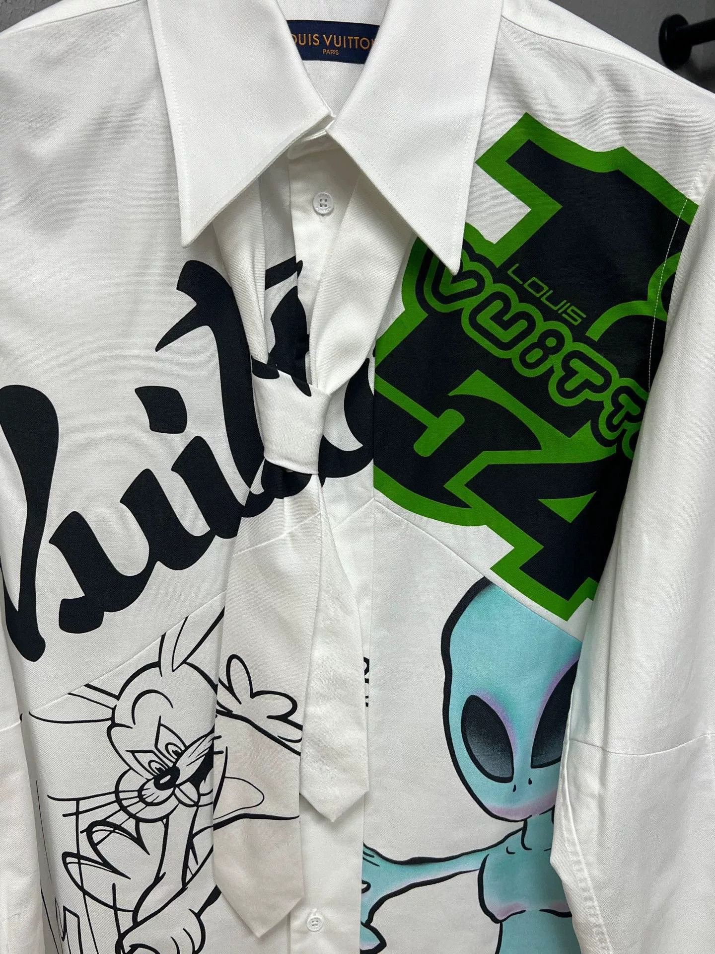 Louis Vuitton Louis Vuitton Alien Bugs Bunny Graffiti Shirt Size US L / EU 52-54 / 3 - 3 Thumbnail