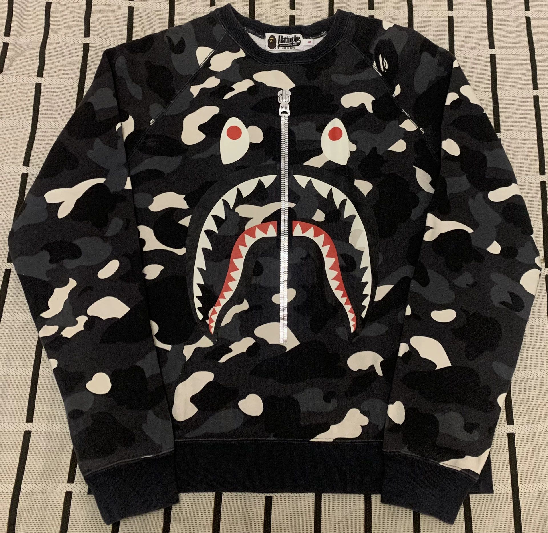 Bape Bape Shark Glow Hoodie S Men Size US S / EU 44-46 / 1 - 2 Thumbnail