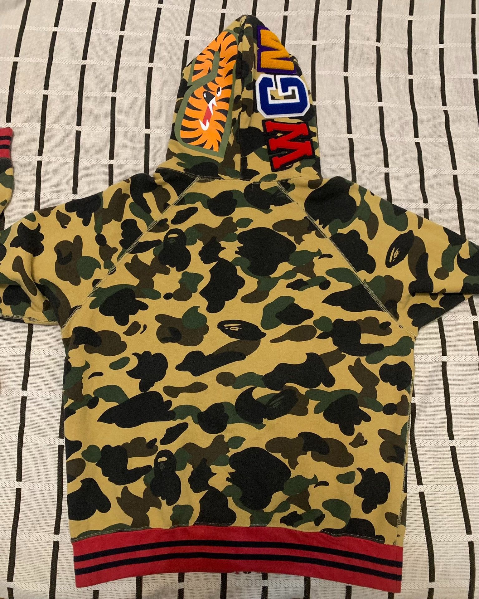 Bape Bape Shark Camo Yellow Light Jacket Men Size US M / EU 48-50 / 2 - 2 Thumbnail