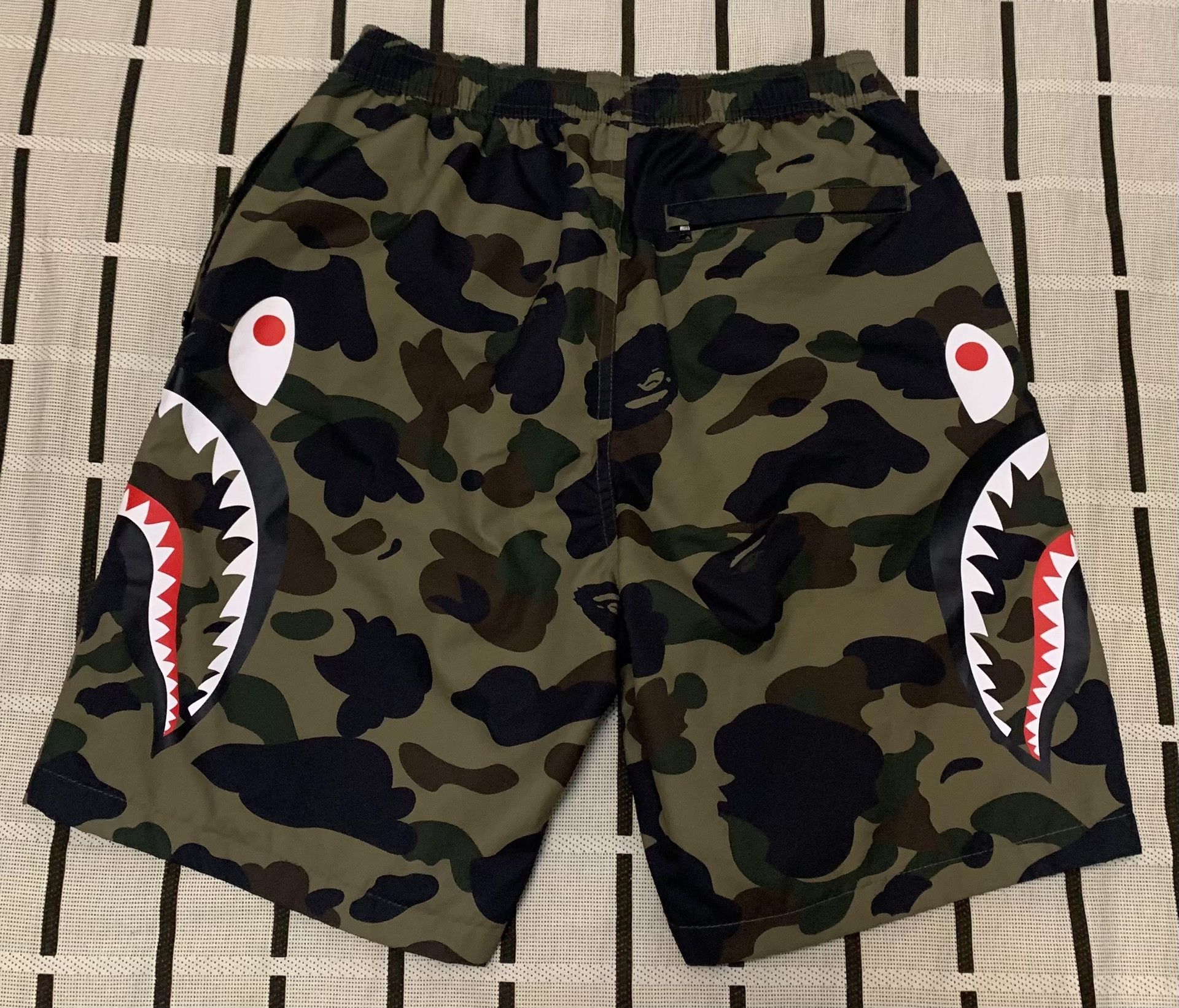Bape Bape Shark Camo Green Shorts S Men Size US 30 / EU 46 - 2 Thumbnail