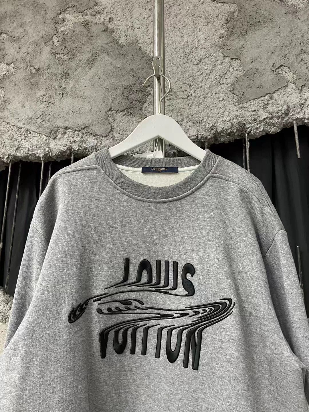 Louis Vuitton Louis Vuitton Embroidered Twisted Logo Sweatshirt Size US M / EU 48-50 / 2 - 3 Thumbnail