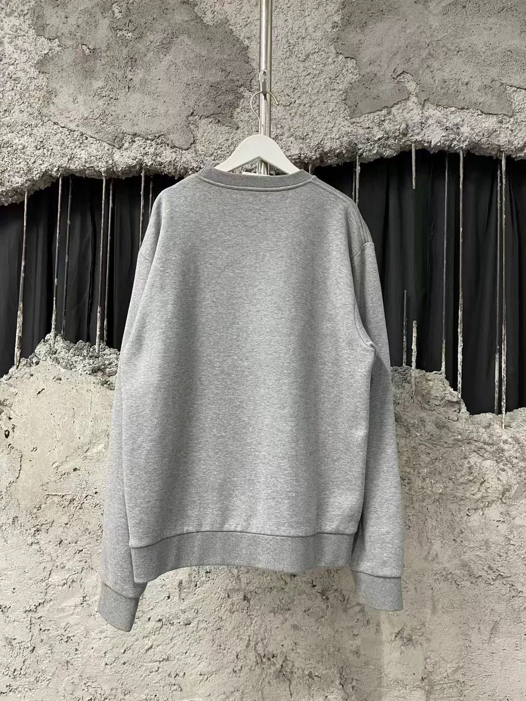 Louis Vuitton Louis Vuitton Embroidered Twisted Logo Sweatshirt Size US M / EU 48-50 / 2 - 2 Thumbnail