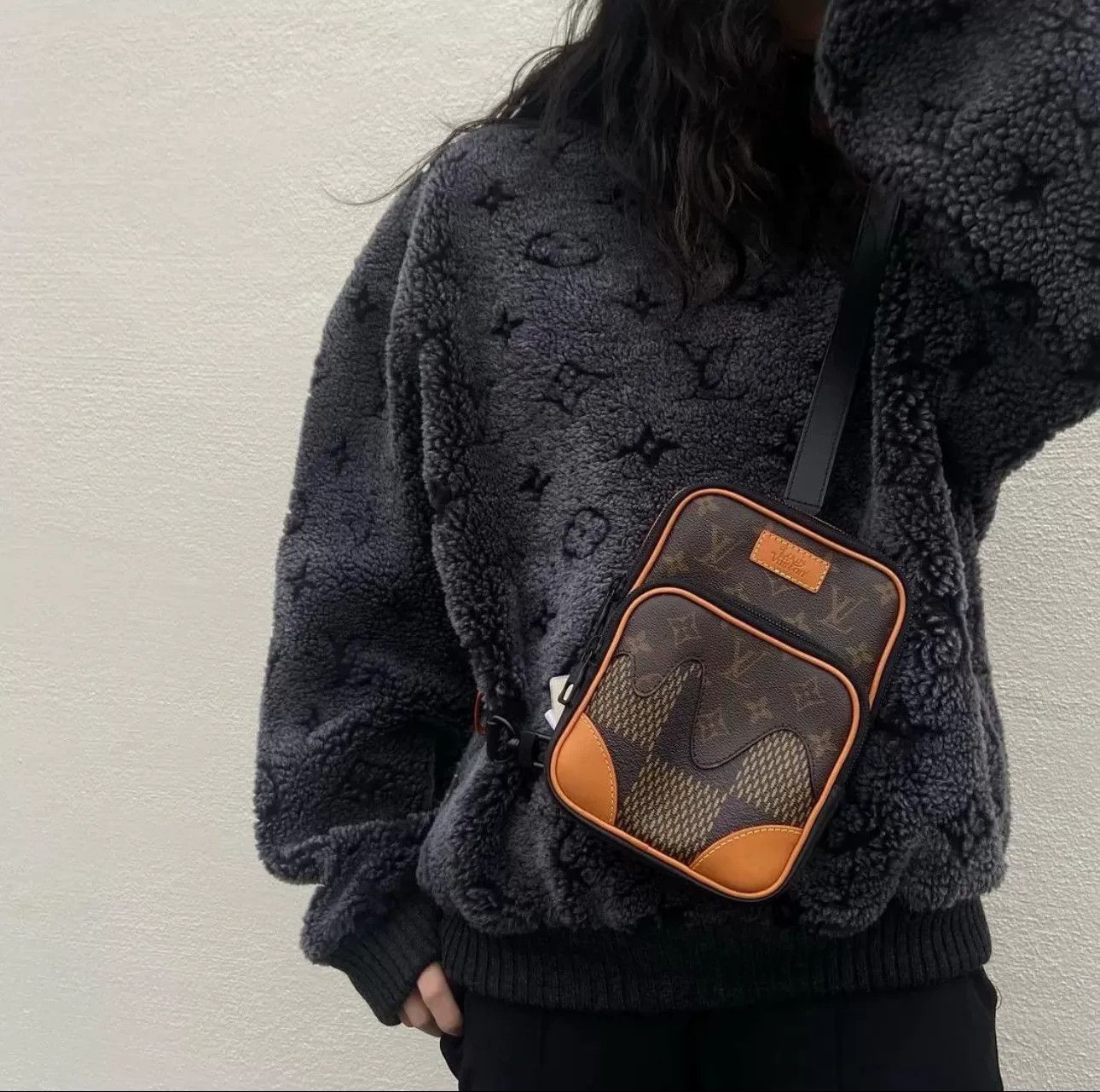 Louis Vuitton Louis Vuitton Carbon Black Monogram Fur Sweatshirt Size US L / EU 52-54 / 3 - 4 Thumbnail