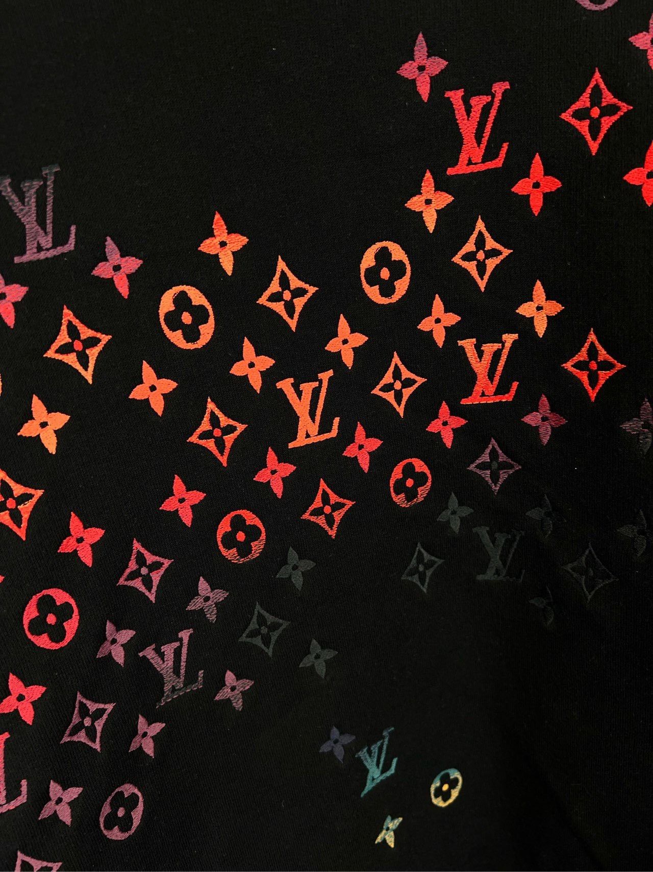 Louis Vuitton Louis Vuitton Gradient Monogram Sweatshirt Size US XL / EU 56 / 4 - 3 Thumbnail