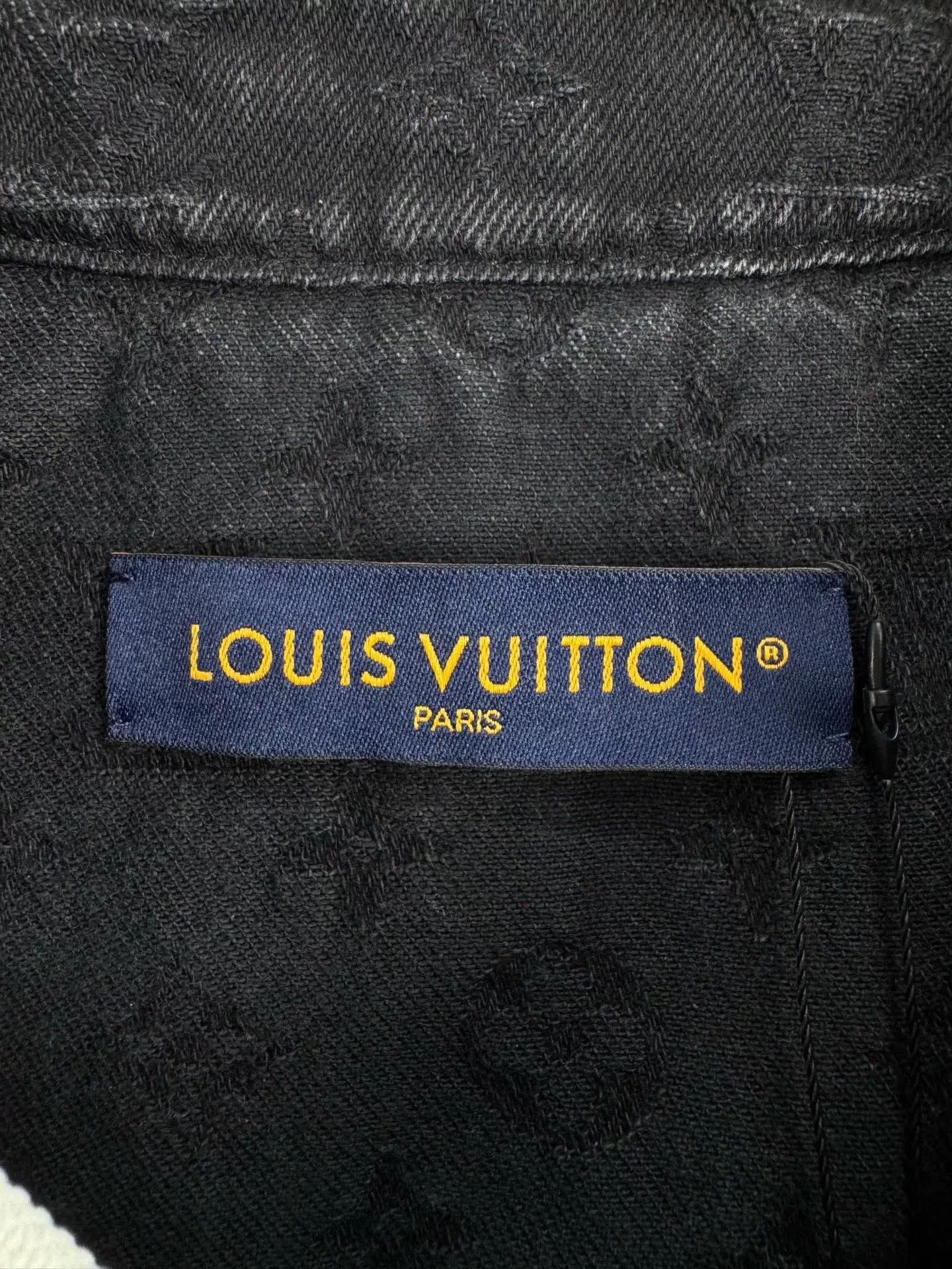 Louis Vuitton Louis Vuitton LV Embossed Denim Short-Sleeve Size US S / EU 44-46 / 1 - 4 Thumbnail