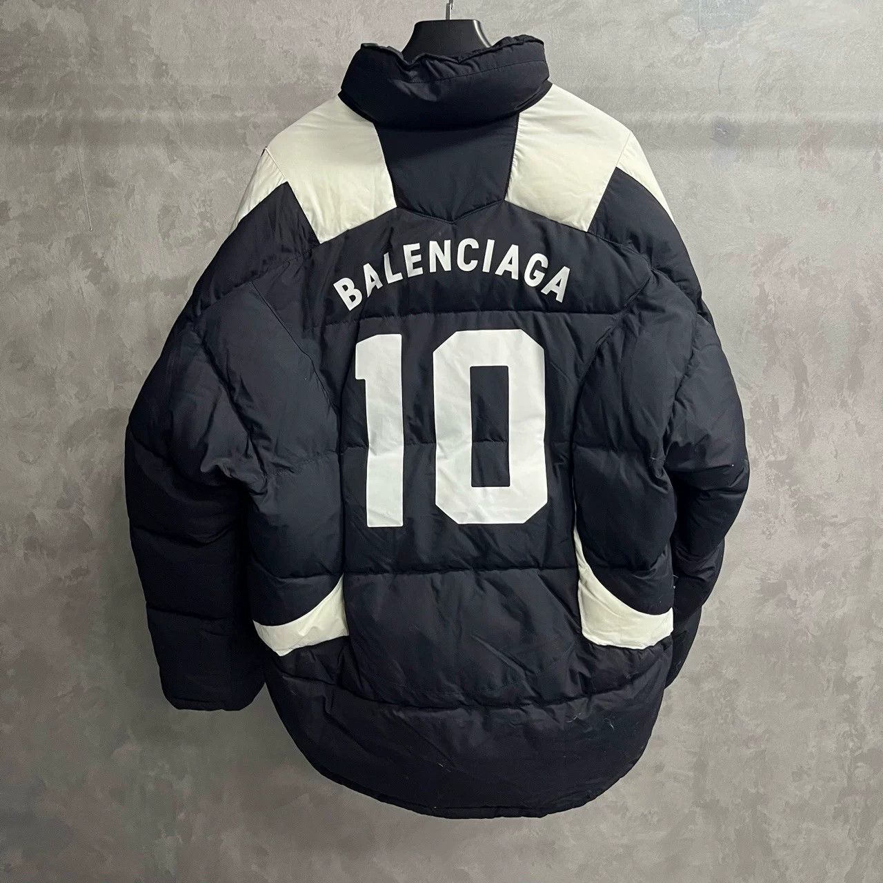 Balenciaga Balenciaga Football Print Logo Down Jacket Size US S / EU 44-46 / 1 - 5 Thumbnail