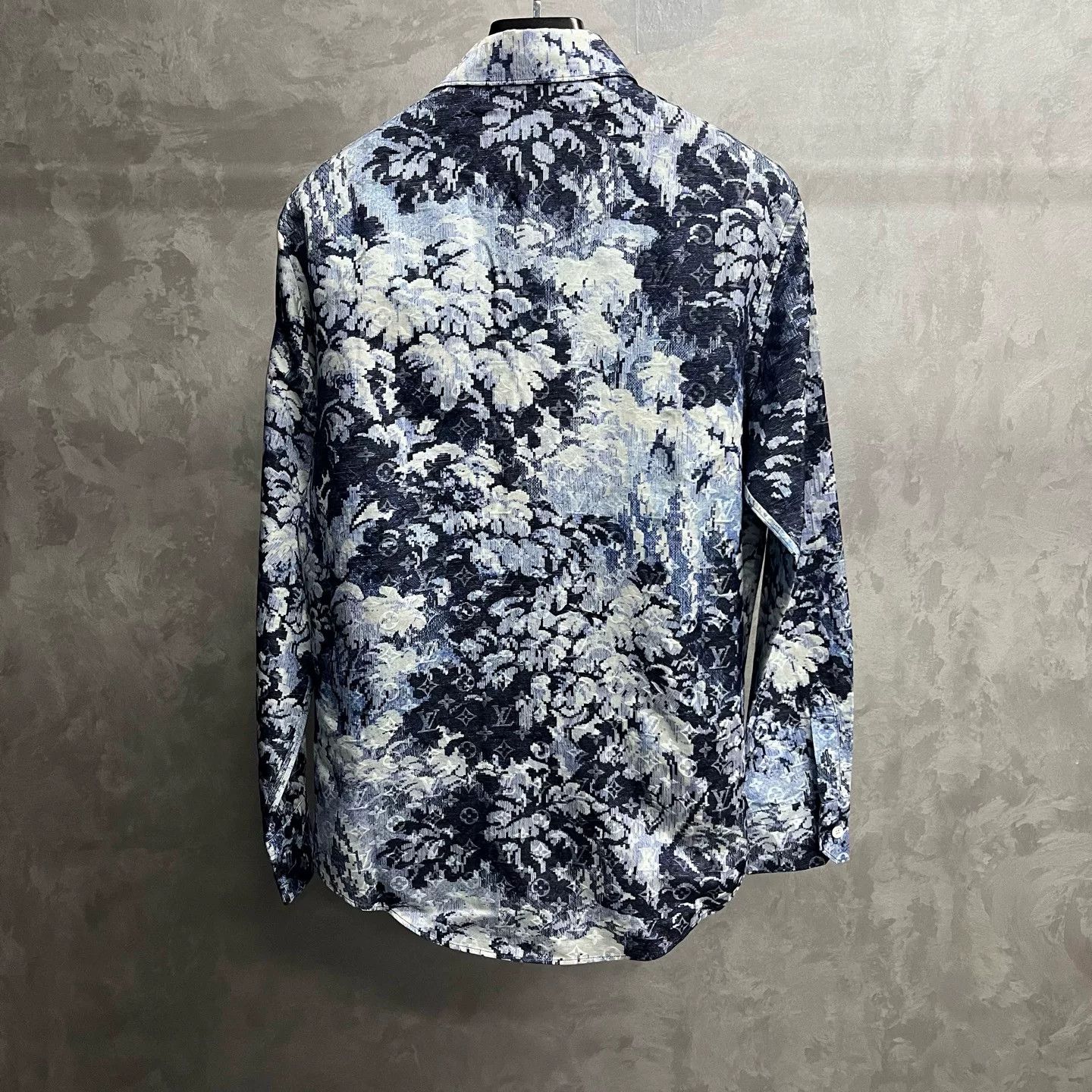 Louis Vuitton Louis Vuitton Blue Tapestry Silk Shirt Size US M / EU 48-50 / 2 - 4 Thumbnail