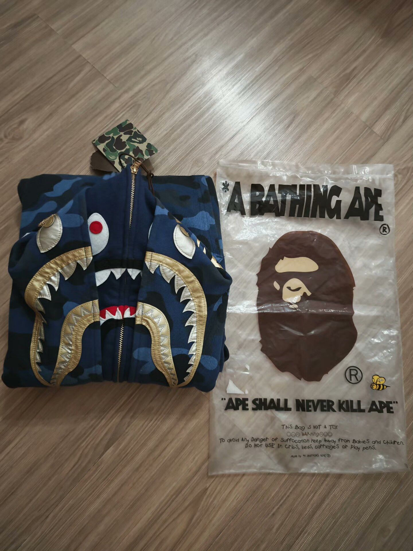 Bape Bape Shark Gold Hoodie M Men Size US M / EU 48-50 / 2 - 4 Thumbnail