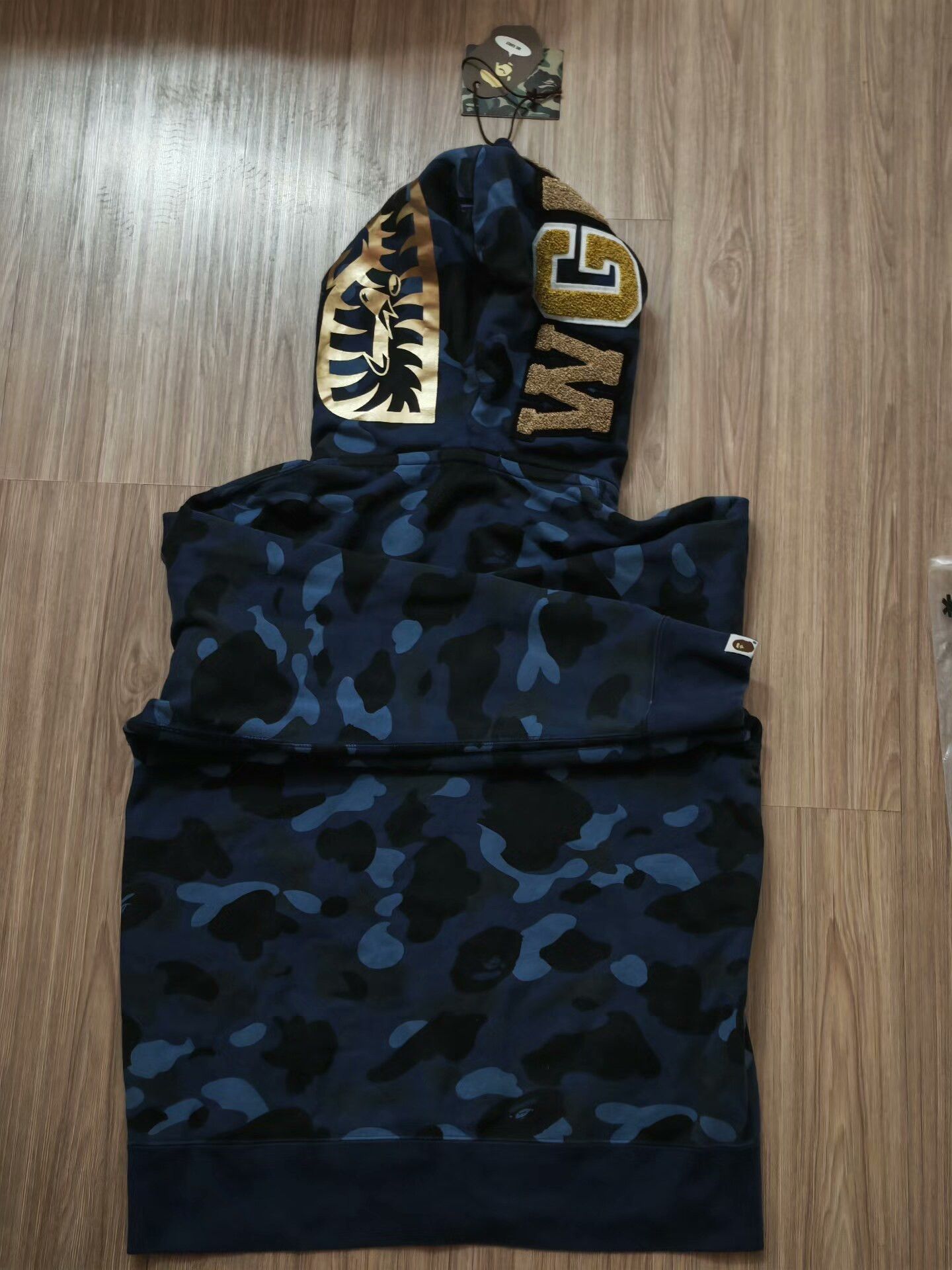 Bape Bape Shark Gold Hoodie M Men Size US M / EU 48-50 / 2 - 2 Thumbnail