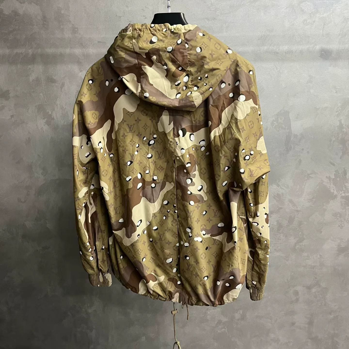 Louis Vuitton Louis Vuitton Printed Beige T-Shirt 46 Women Size L / US 10 / IT 46 - 5 Thumbnail