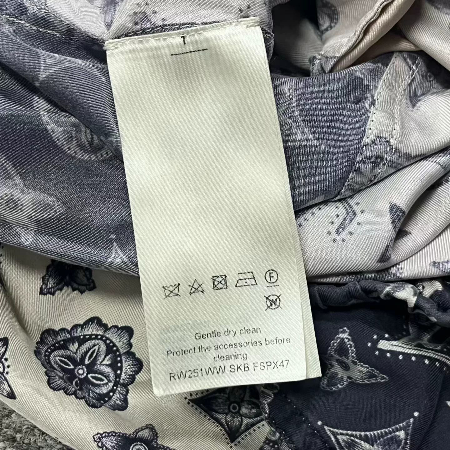Louis Vuitton Louis Vuitton Retro Printed White T-Shirt 36 Women Size S / US 4 / IT 40 - 3 Thumbnail