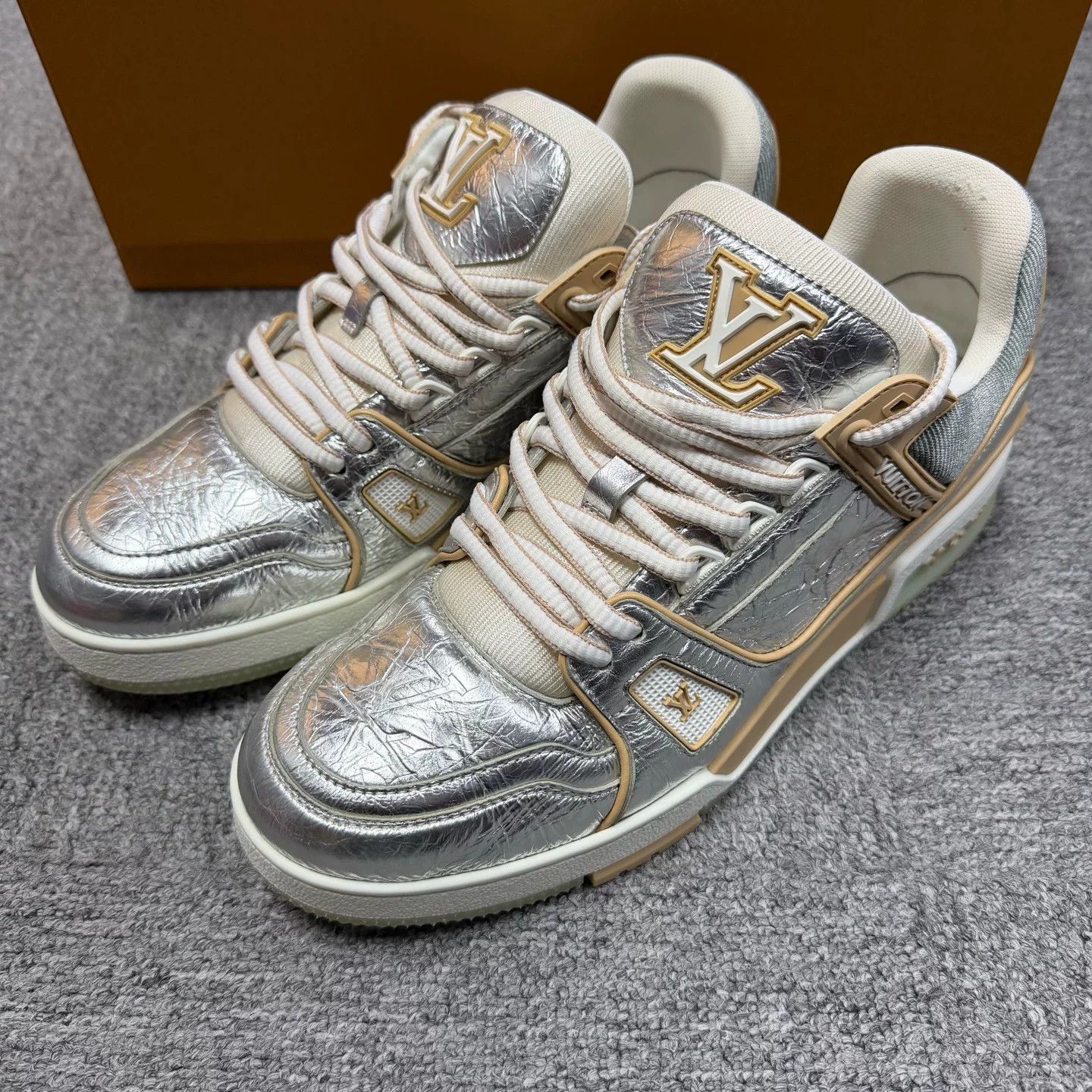 Louis Vuitton Louis Vuitton Printed Graphic Silver Lowtop Sneakers Women Size US 7.5 / IT 37.5 - 2 Thumbnail