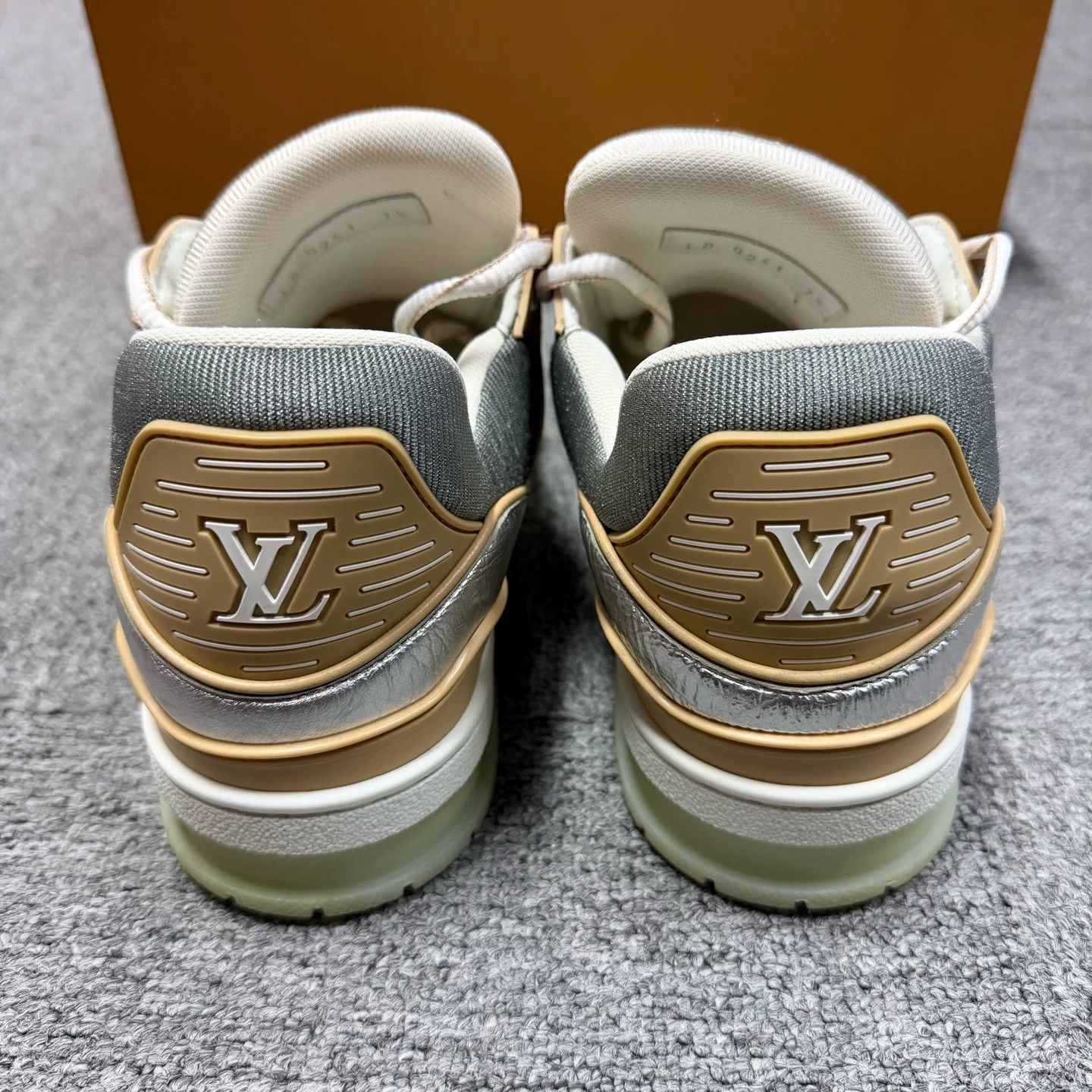 Louis Vuitton Louis Vuitton Printed Graphic Silver Lowtop Sneakers Women Size US 7.5 / IT 37.5 - 4 Thumbnail