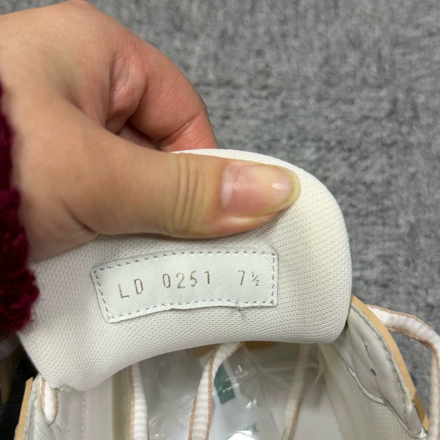 Louis Vuitton Louis Vuitton Printed Graphic Silver Lowtop Sneakers Women Size US 7.5 / IT 37.5 - 6 Thumbnail