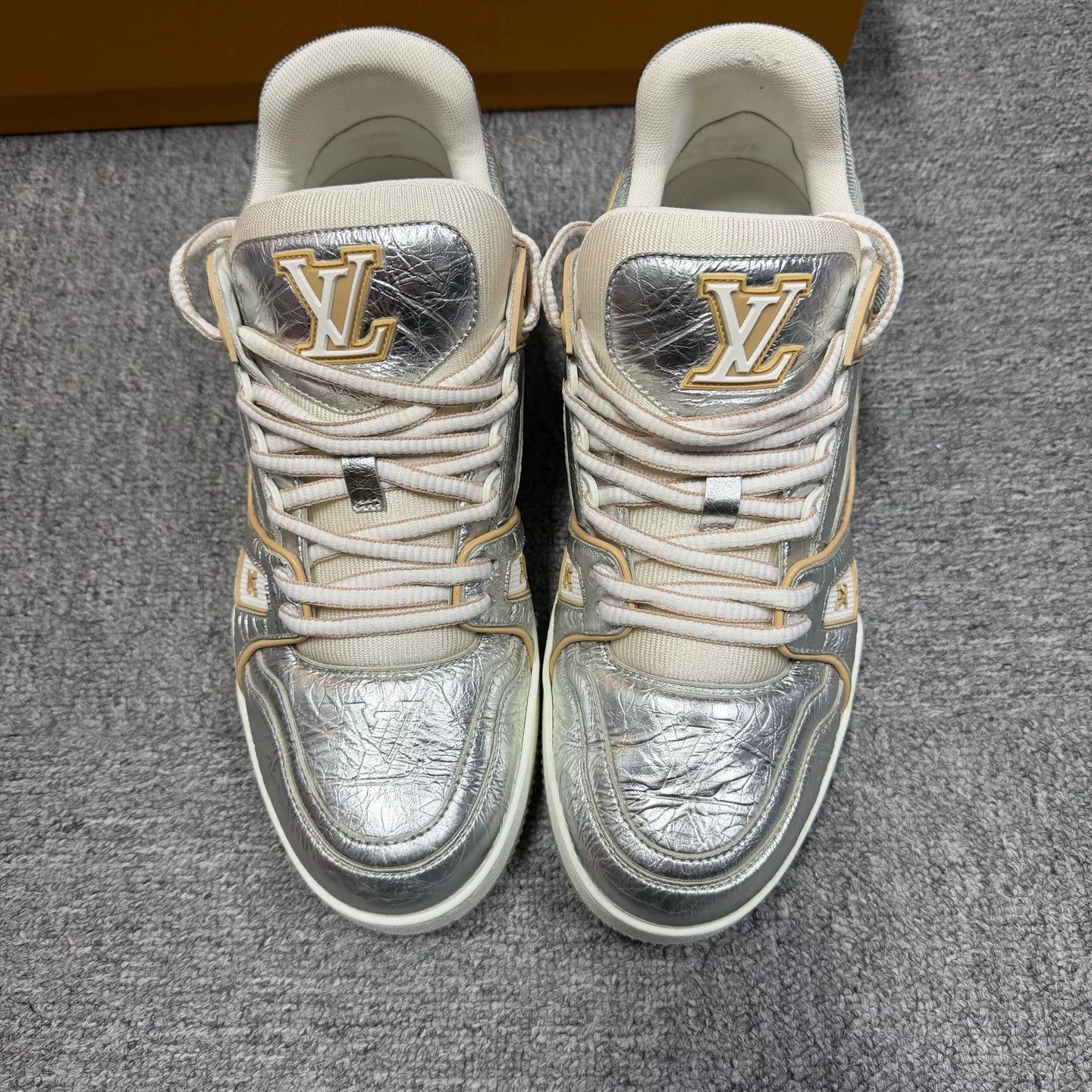 Louis Vuitton Louis Vuitton Printed Graphic Silver Lowtop Sneakers Women Size US 7.5 / IT 37.5 - 3 Thumbnail