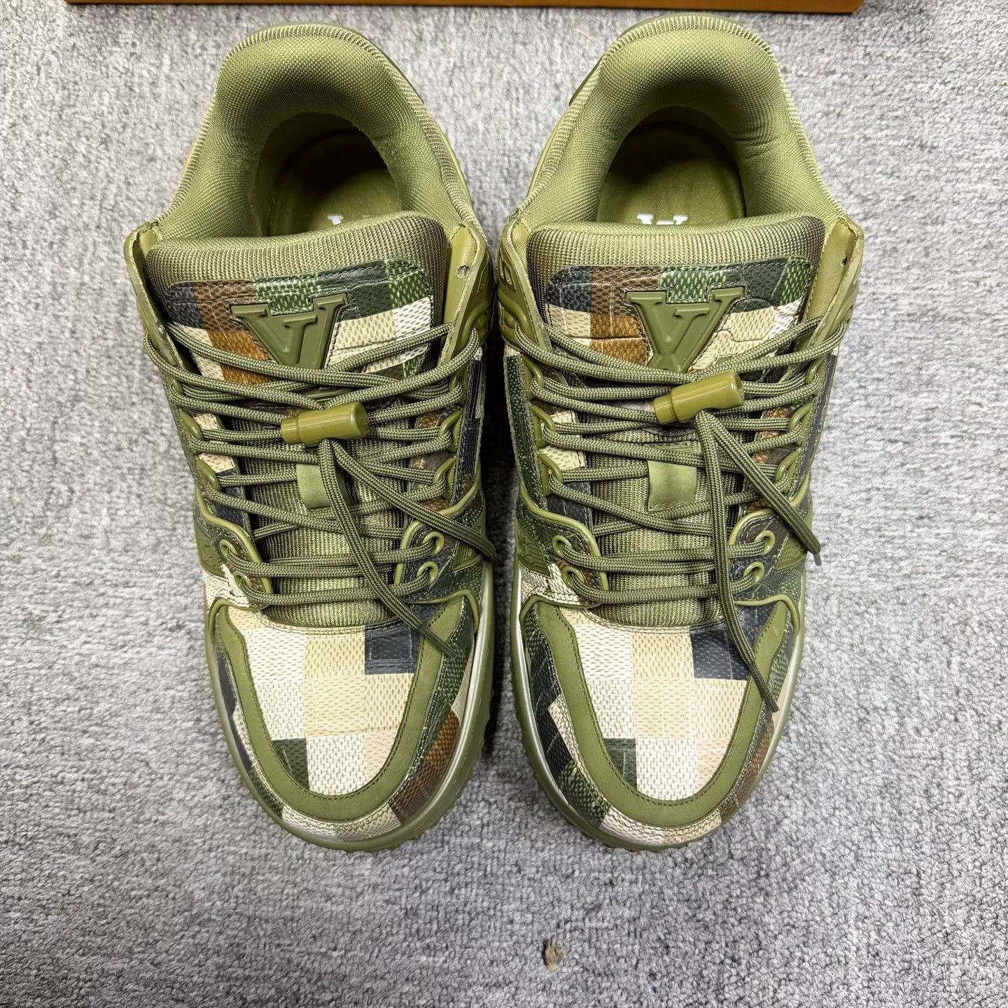 Louis Vuitton Louis Vuitton Leather Green Lowtop Sneakers 7.5 Women Size US 7.5 / IT 37.5 - 3 Thumbnail