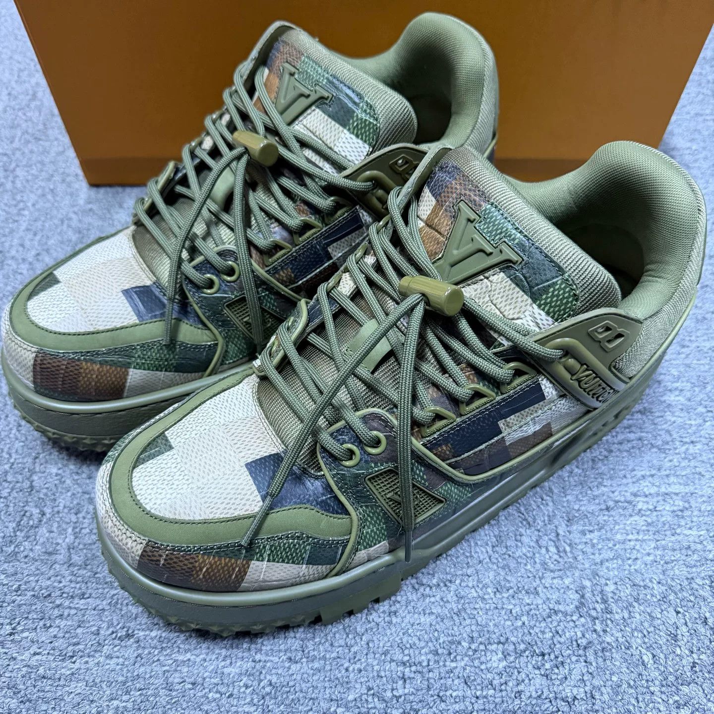 Louis Vuitton Louis Vuitton Leather Green Lowtop Sneakers 7.5 Women Size US 7.5 / IT 37.5 - 2 Thumbnail