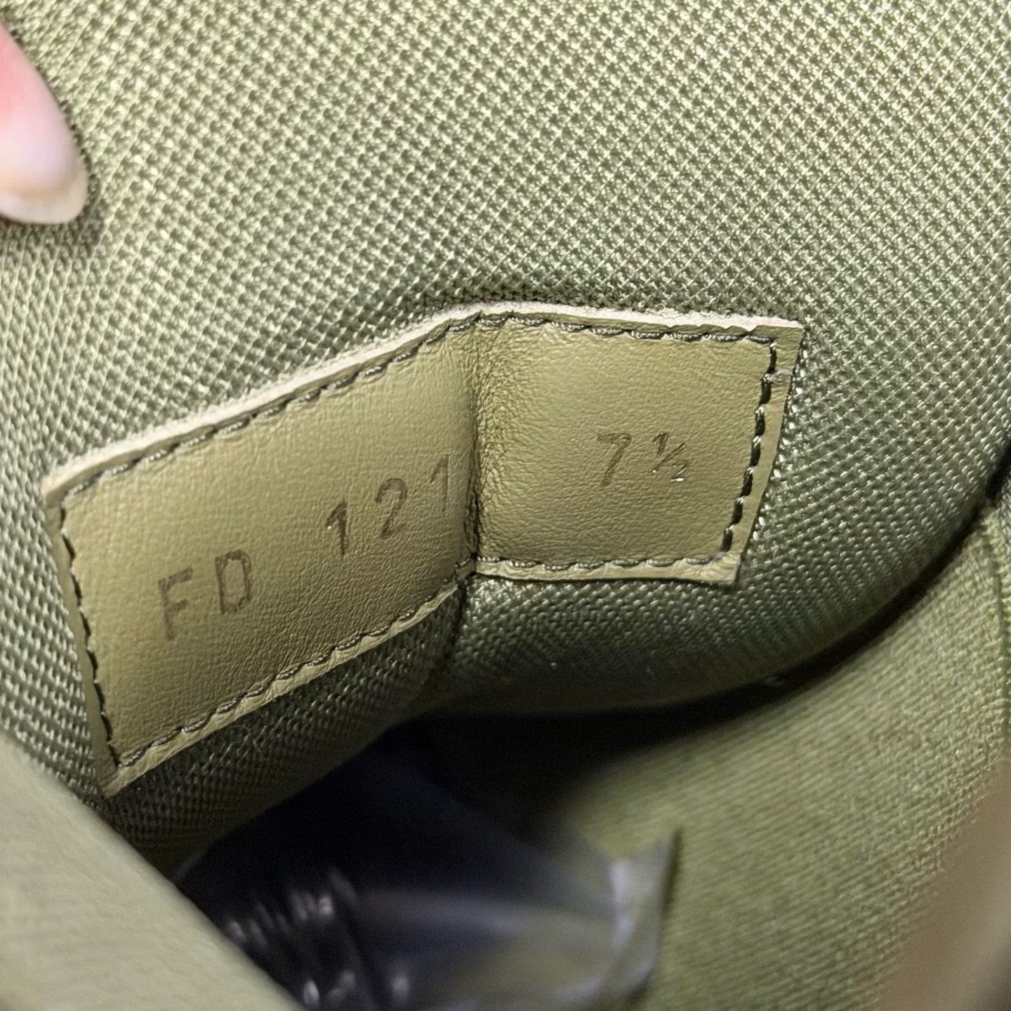 Louis Vuitton Louis Vuitton Leather Green Lowtop Sneakers 7.5 Women Size US 7.5 / IT 37.5 - 5 Thumbnail