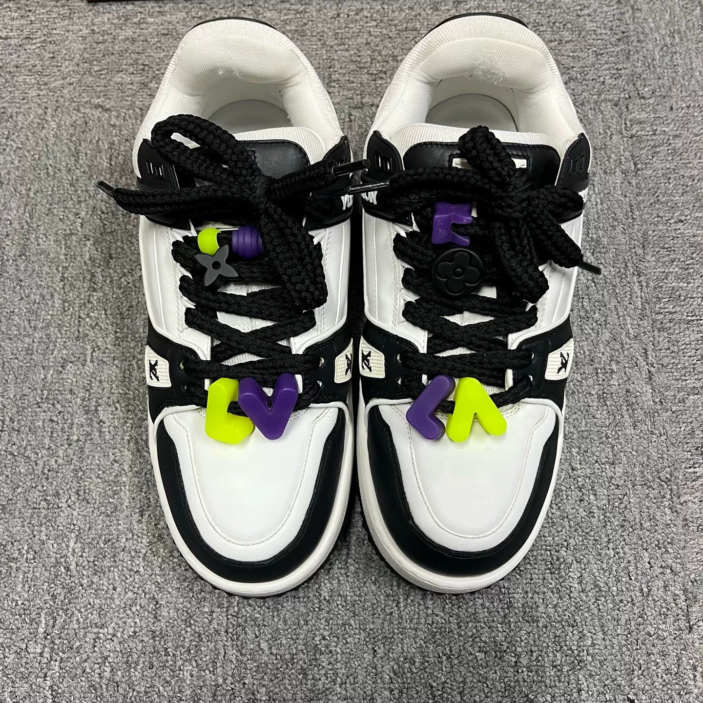 Louis Vuitton Louis Vuitton White Lowtop Sneakers 8 Women Size US 8 / IT 38 - 3 Thumbnail